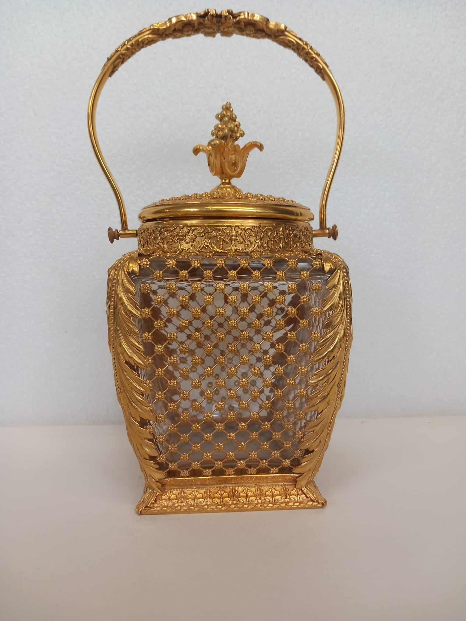 Eine antike französische Keksdose aus Ormolu und Glas oder ein Eiskübel (Vergoldet) im Angebot