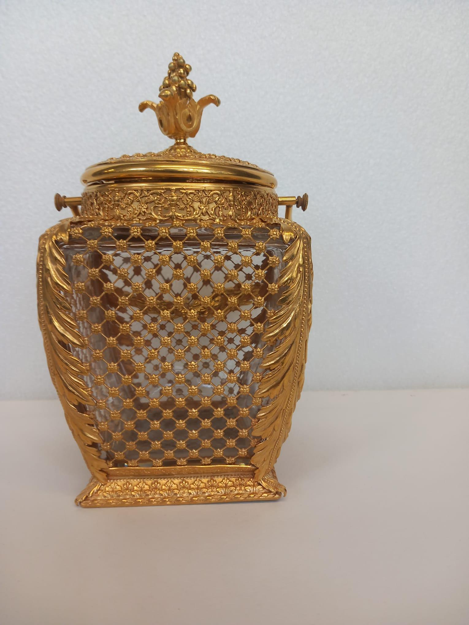 XIXe siècle Ancienne boîte à biscuits ou seau à glace en verre et bronze doré. en vente