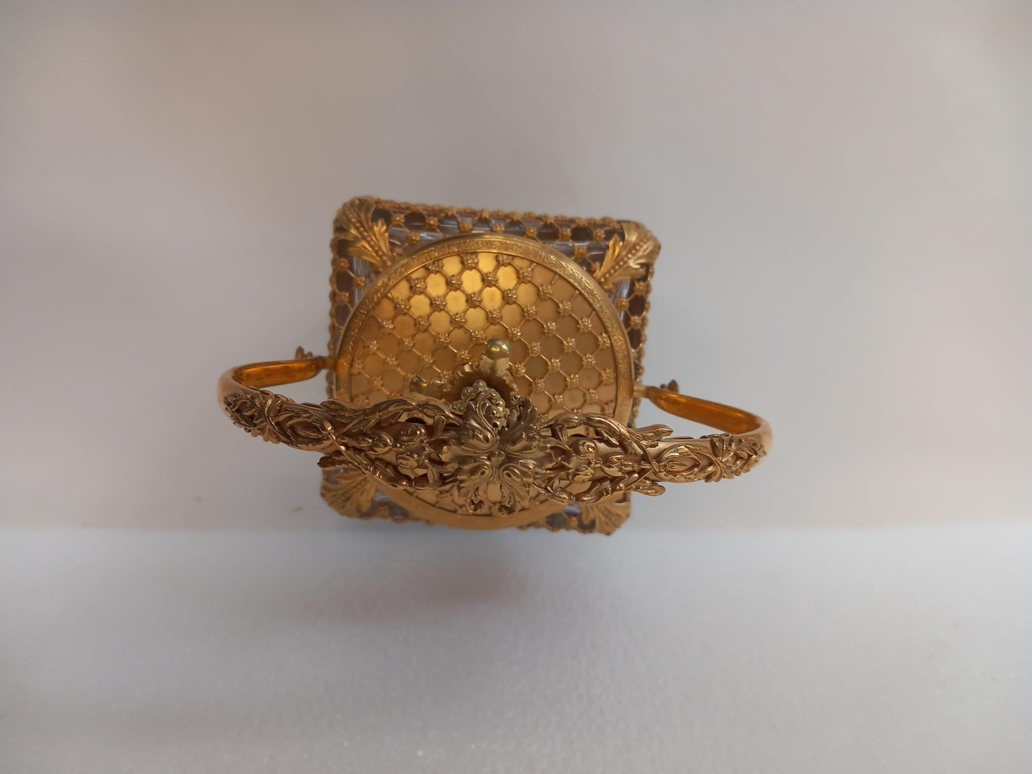 Eine antike französische Keksdose aus Ormolu und Glas oder ein Eiskübel (Bronze) im Angebot