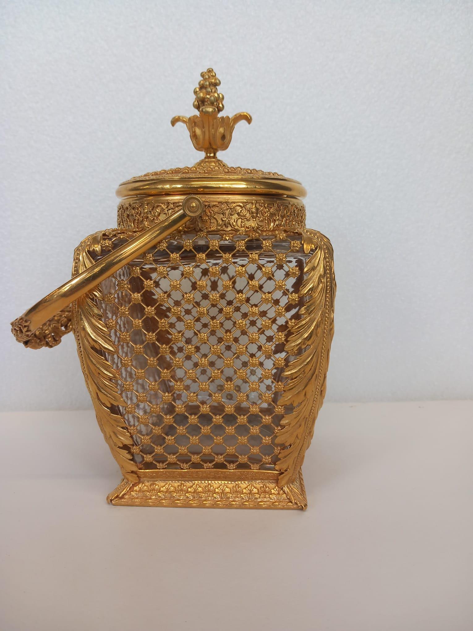 Eine antike französische Keksdose aus Ormolu und Glas oder ein Eiskübel im Angebot 1