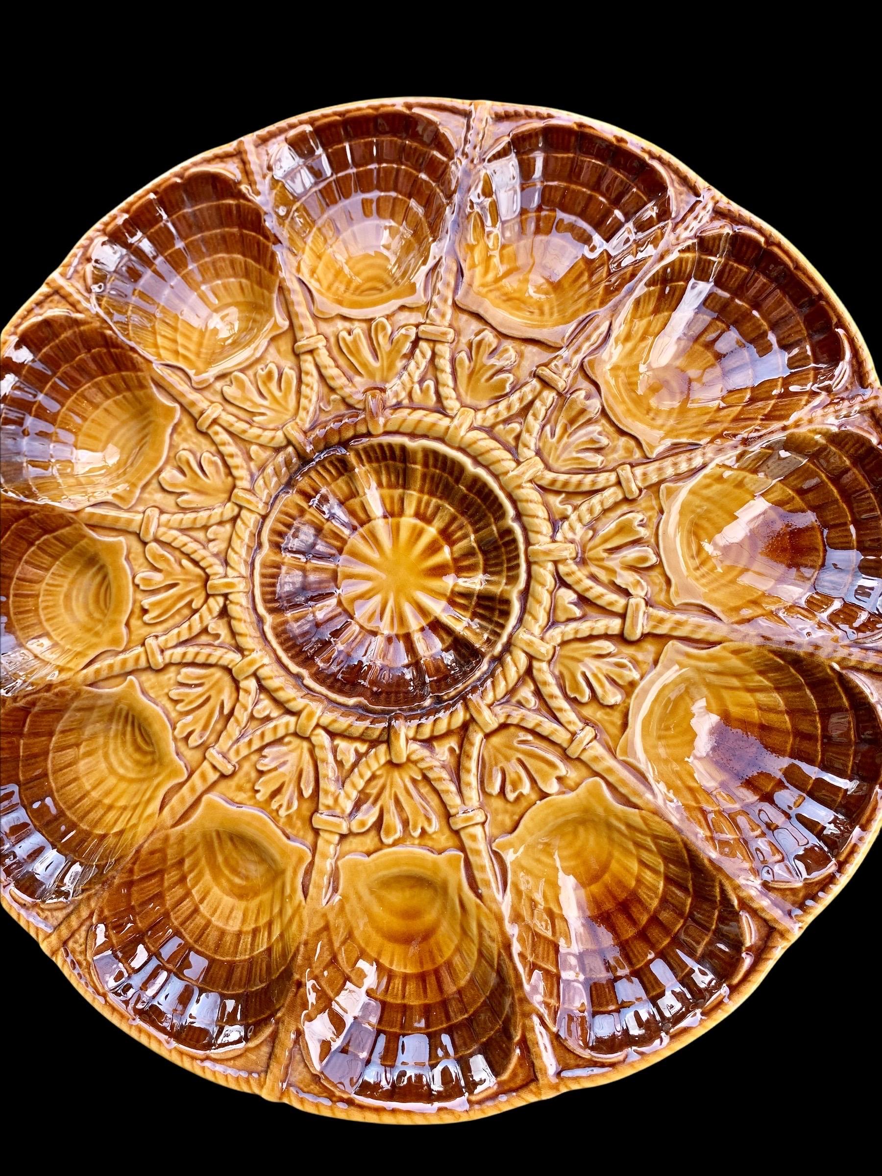 Un plat à huîtres ancien fait à la main par le célèbre fabricant français Sarreguemines. 
Magnifique à afficher sur un mur ou dans votre meuble préféré dans votre cuisine, salle à manger ou salon.

La poterie de Sarreguemines a été créée vers 1784