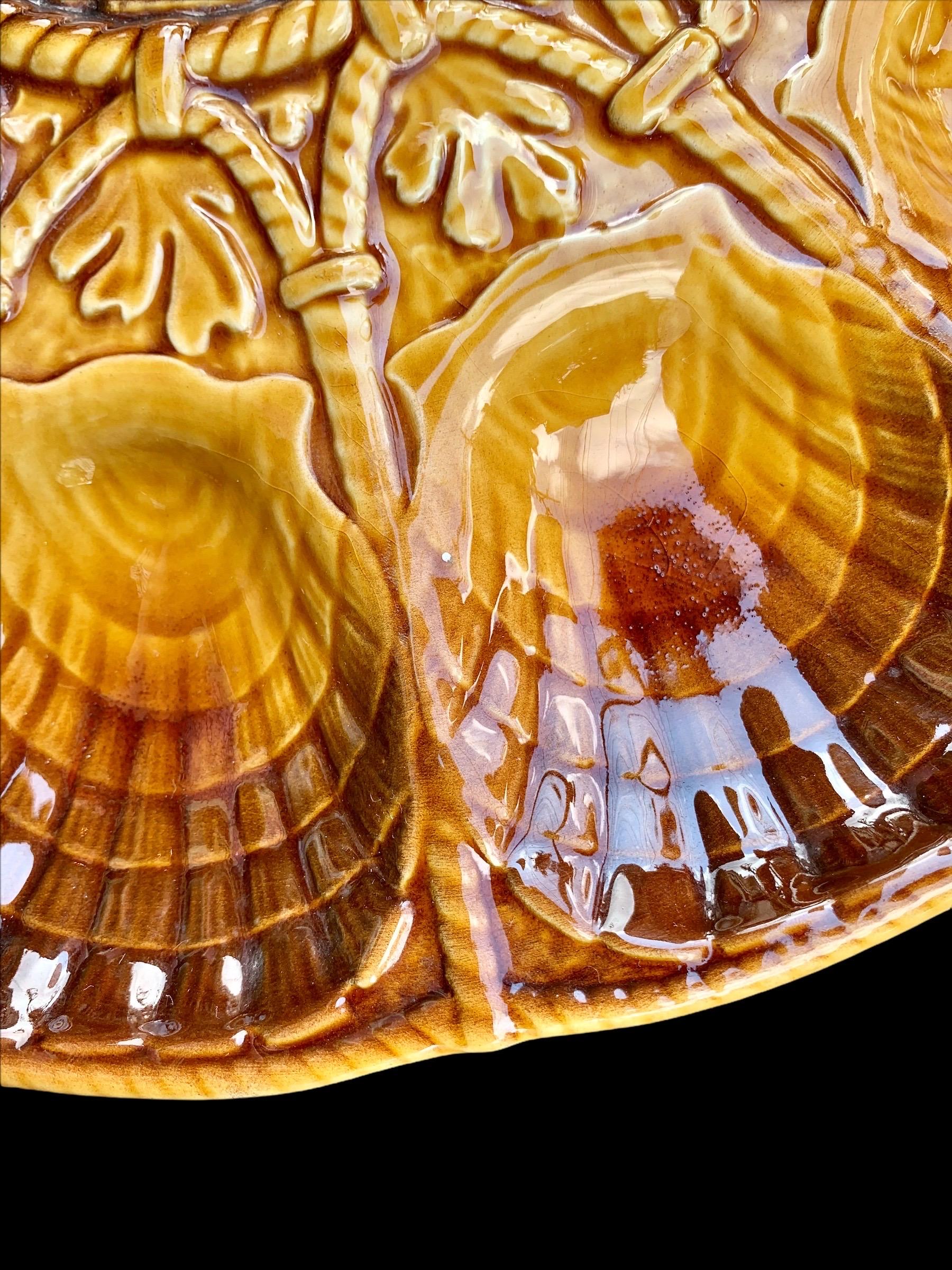 Début du 20ème siècle Ancien plat à huîtres français en majolique de Sarreguemines en vente