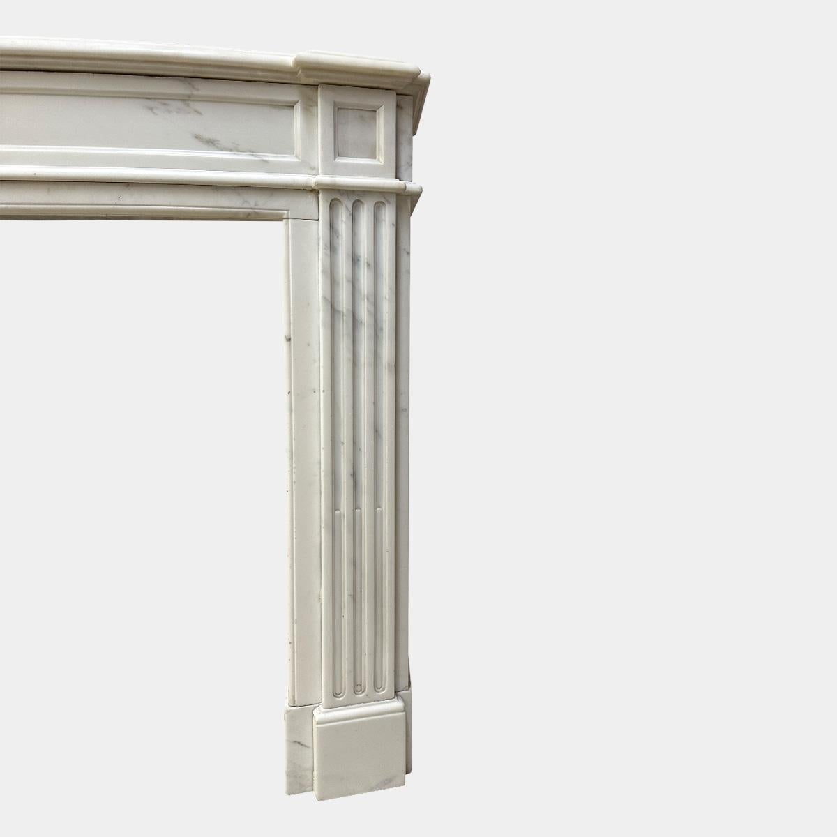 Antiker französischer Kaminsims aus weißem Bildhauermarmor im Louis-XVI.-Stil (Französisch) im Angebot