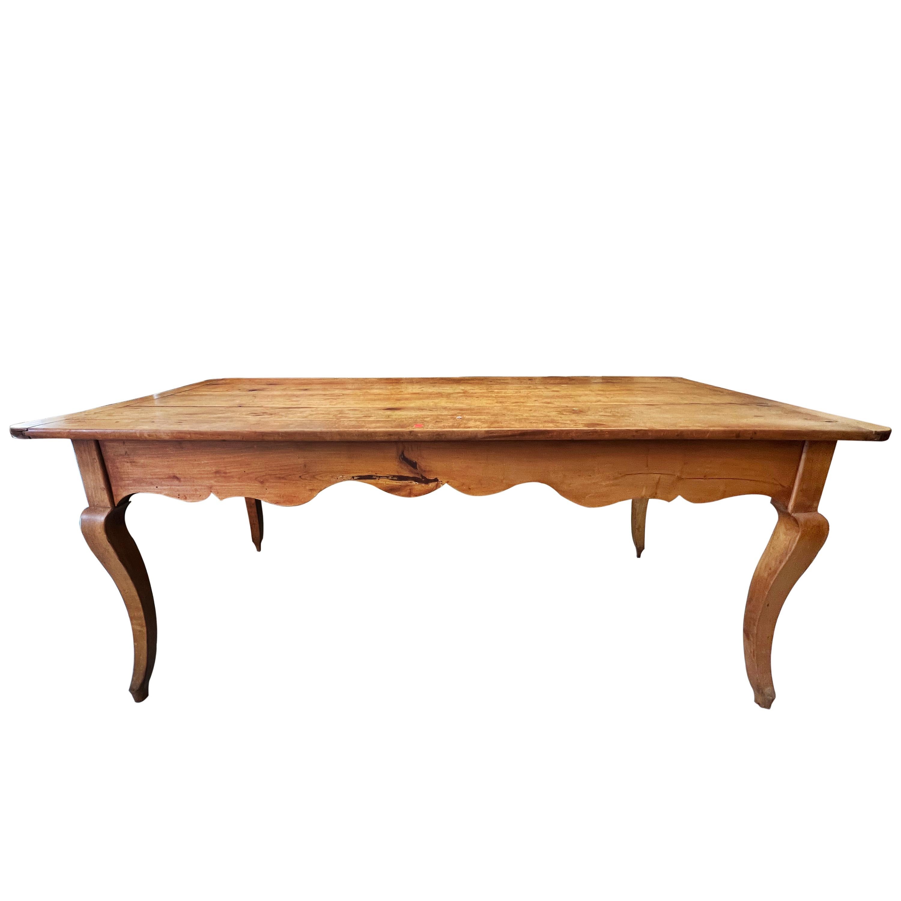 UNE GRANDE TABLE DE SALLE À MANGER ANCIENNE EN NOYER DE STYLE FERMIER FRANÇAIS

FRANCE, VERS 1900

Dimensions Hauteur : 29