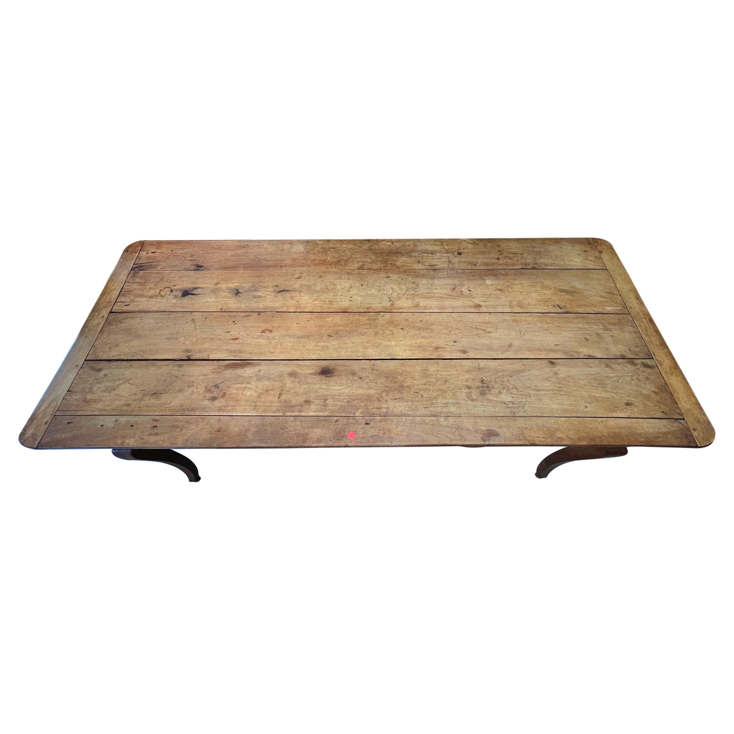 Provincial français Table de salle à manger ancienne de style campagnard en noyer français Circa 1900 en vente