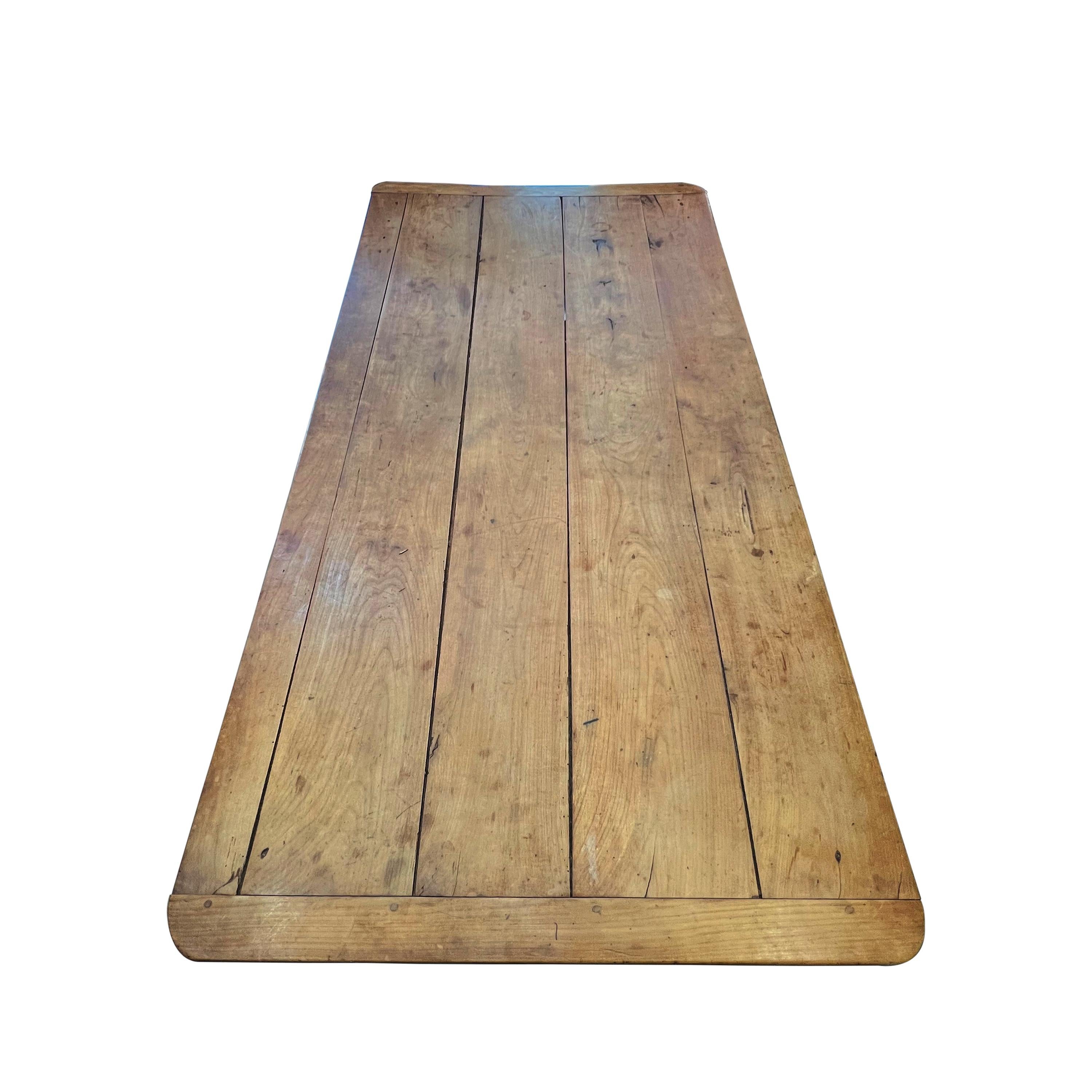 Français Table de salle à manger ancienne de style campagnard en noyer français Circa 1900 en vente