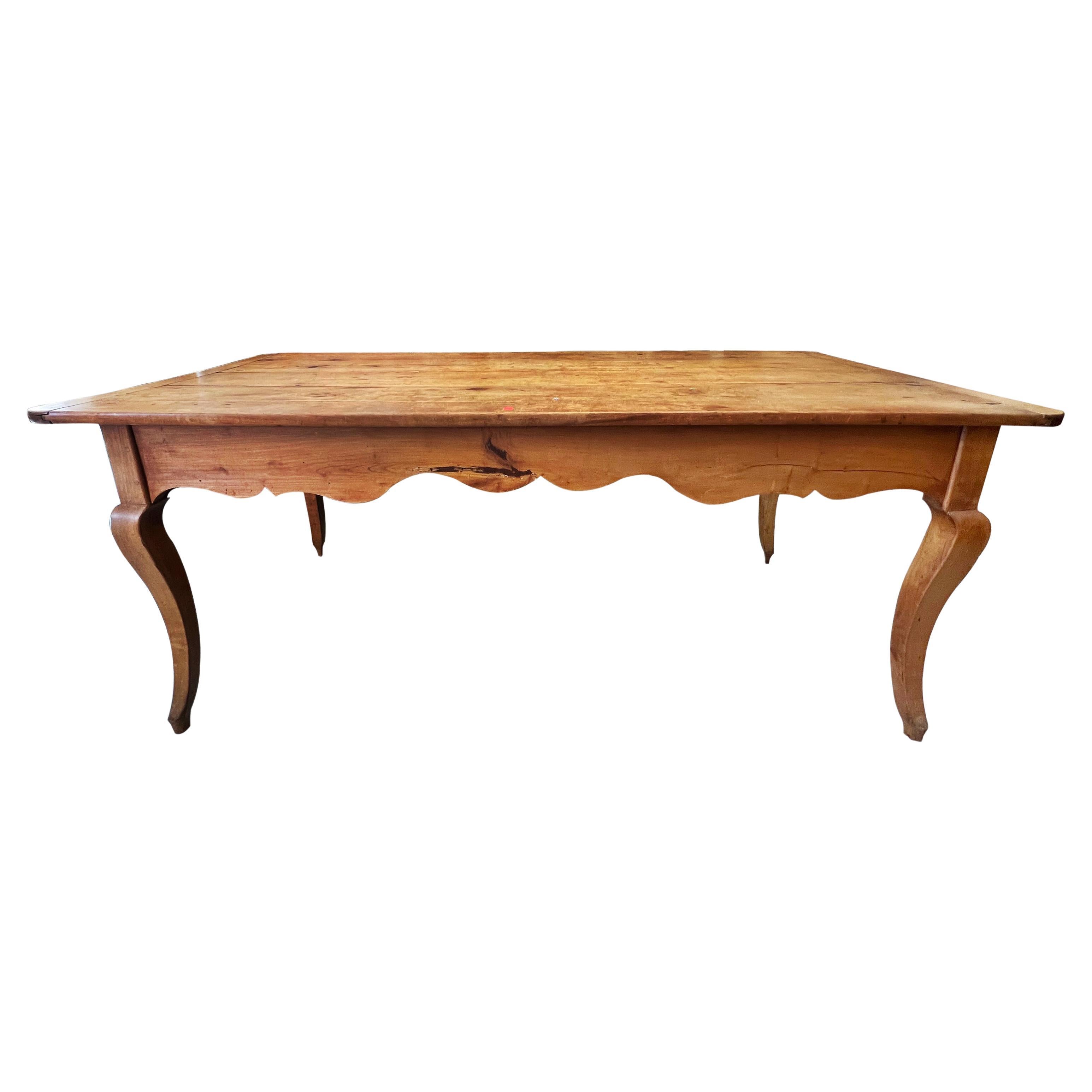 Ein antiker französischer Esstisch aus Nussbaum im Landhausstil CIRCA 1900