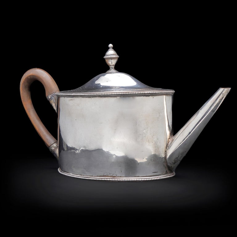 Antique George III Sterling Silver Oval Tea Pot In Good Condition For Sale In Braintree, GB