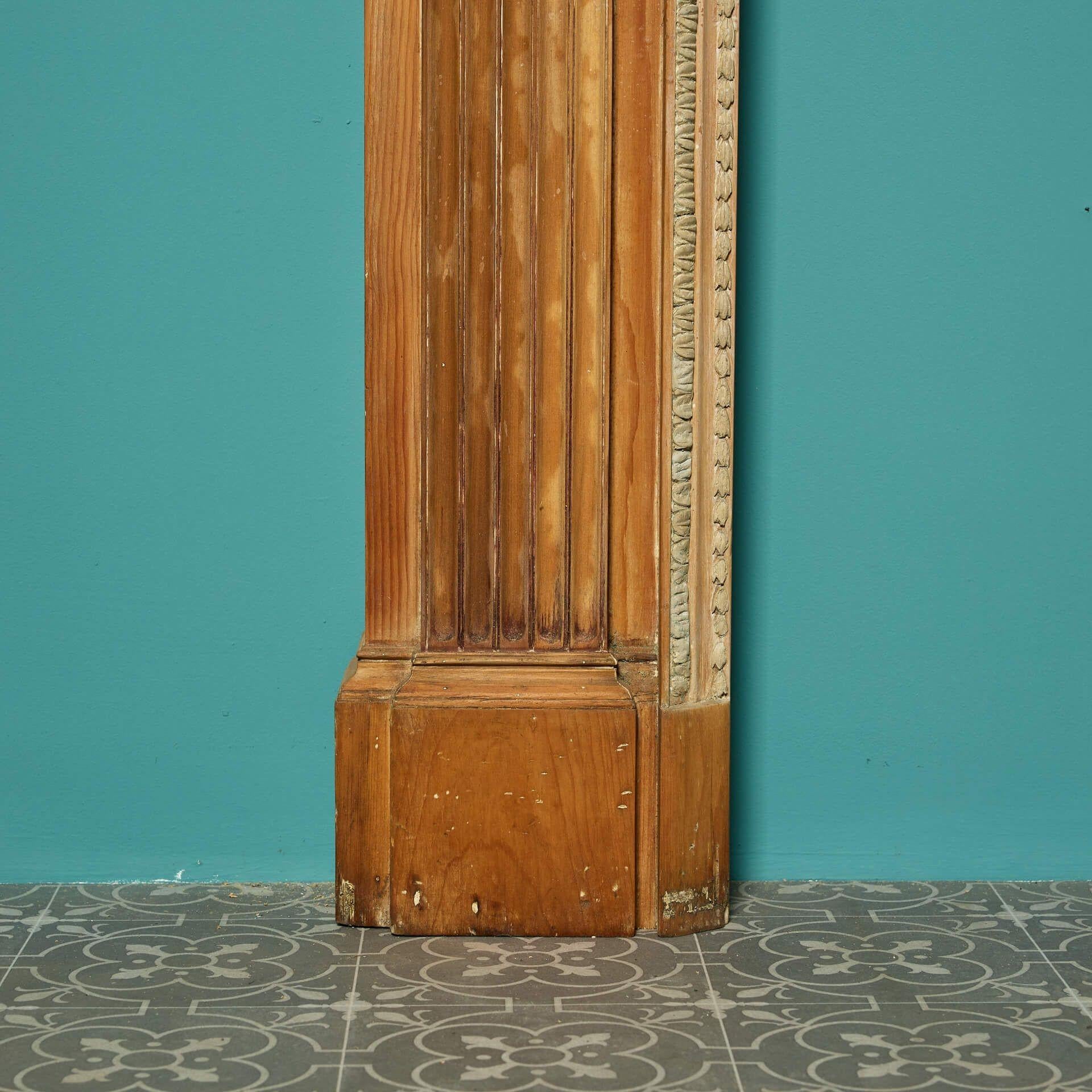 Antigua repisa de chimenea georgiana de pino en Bastante bueno estado para la venta en Wormelow, Herefordshire