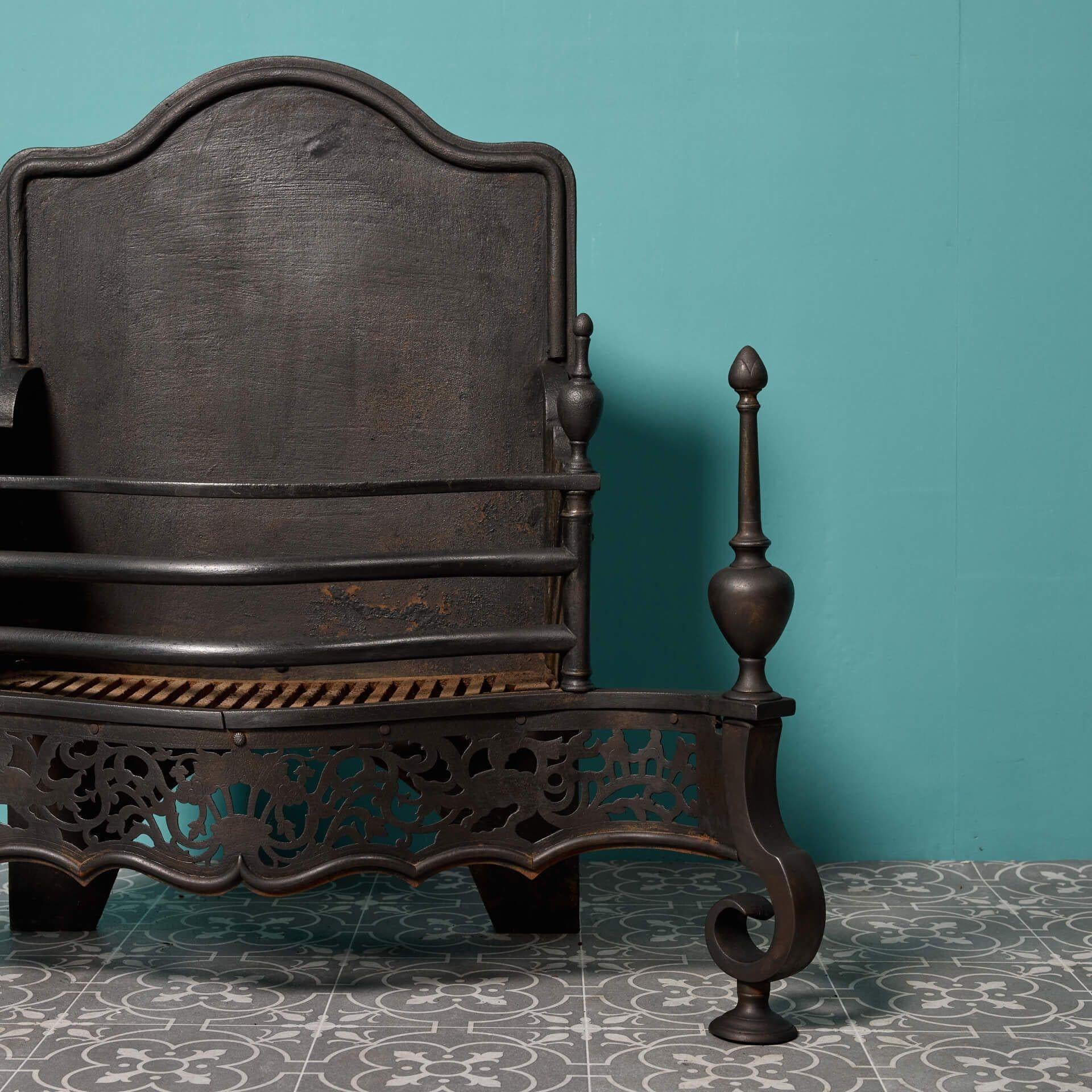 An Antique Georgian Style Grate In Good Condition For Sale In Wormelow, Herefordshire