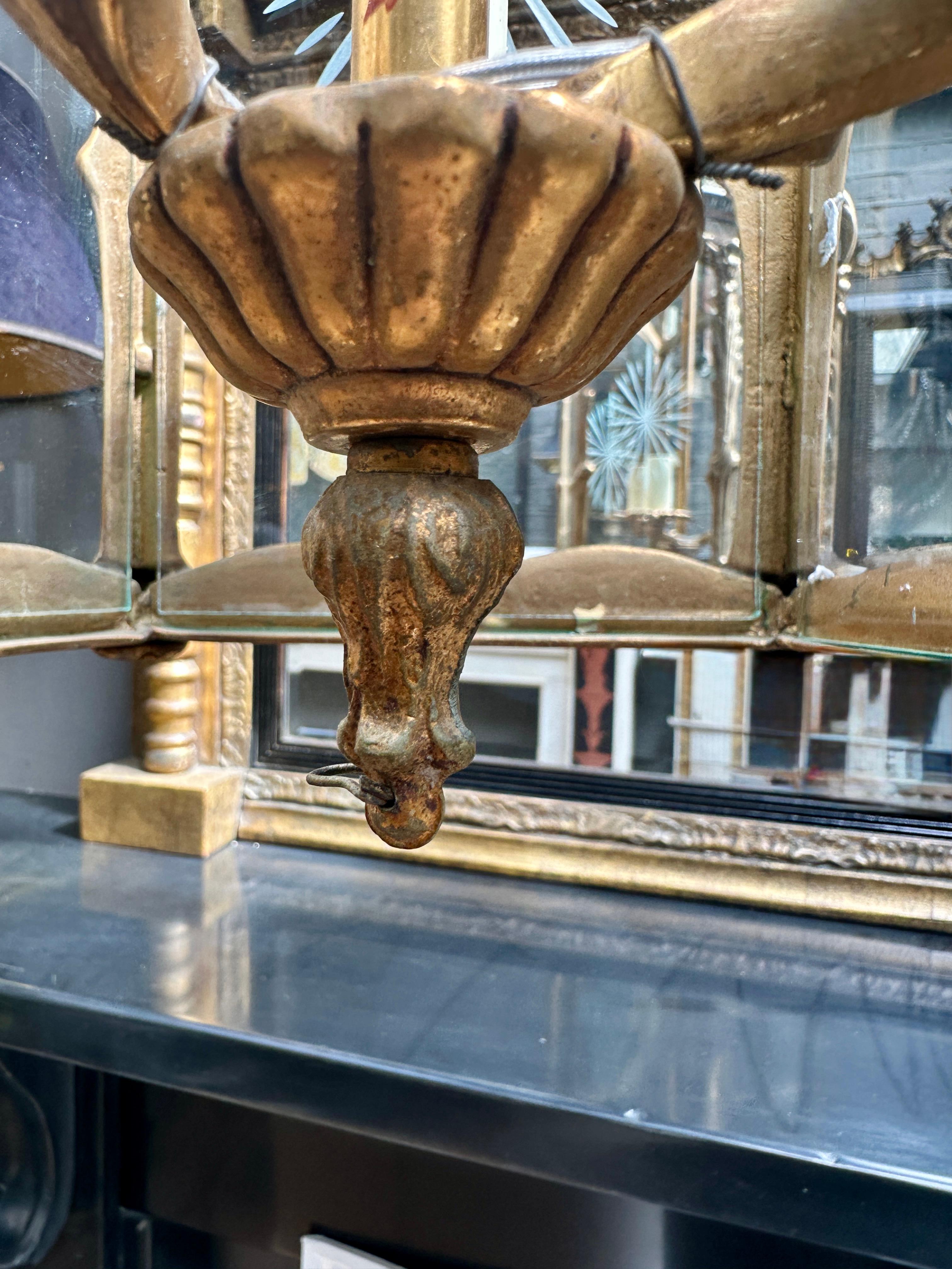 Lanterne Dore en bronze français du 19ème siècle de très bonne qualité, avec une magnifique patine chaude et une finition très bien ciselée à la main. Le baldaquin à trois branches en volutes d'acanthe retient le corps hexagonal arqué et décoré de