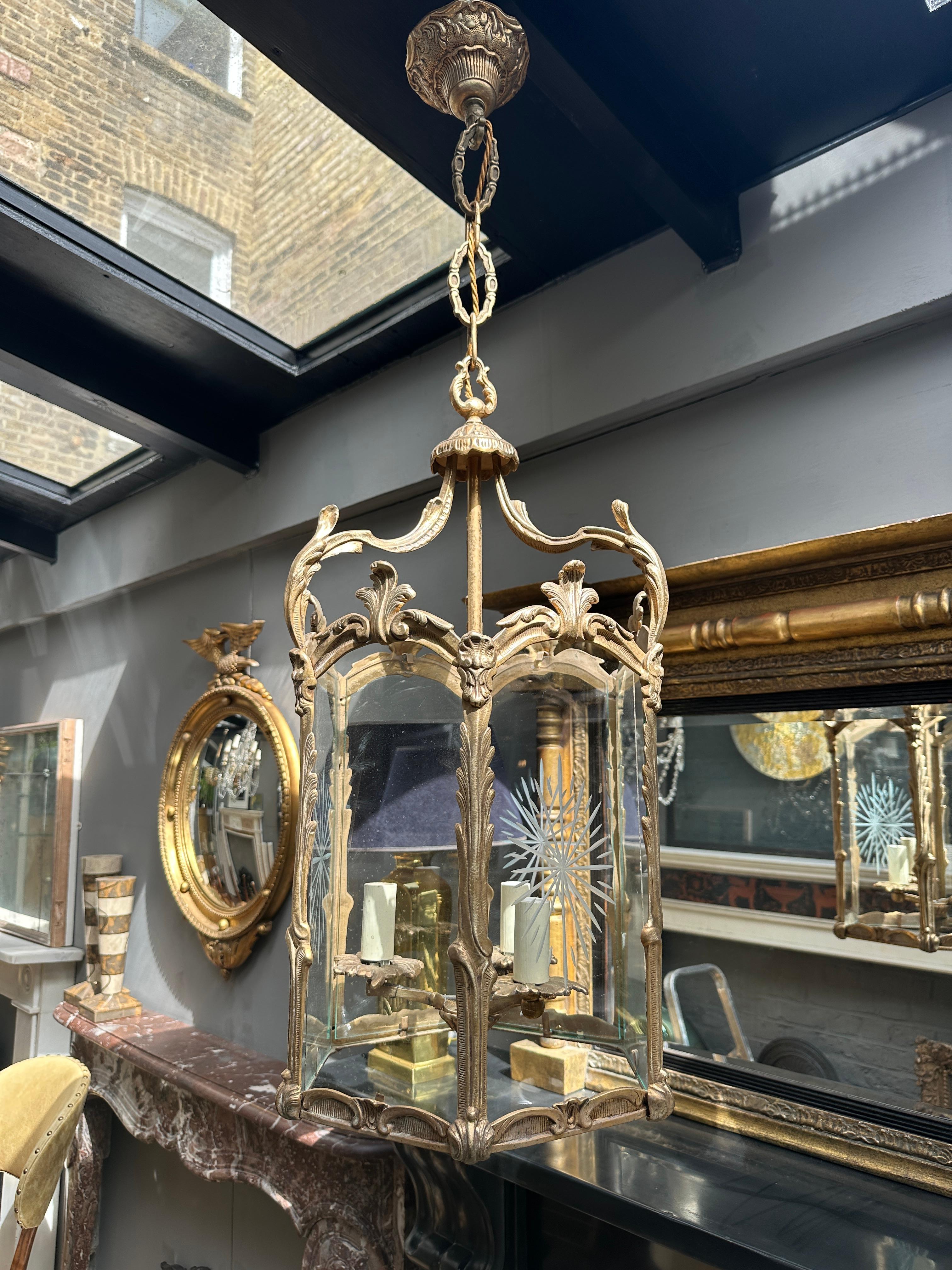 Doré Ancien bronze doré français  Lanterne Rococo en vente