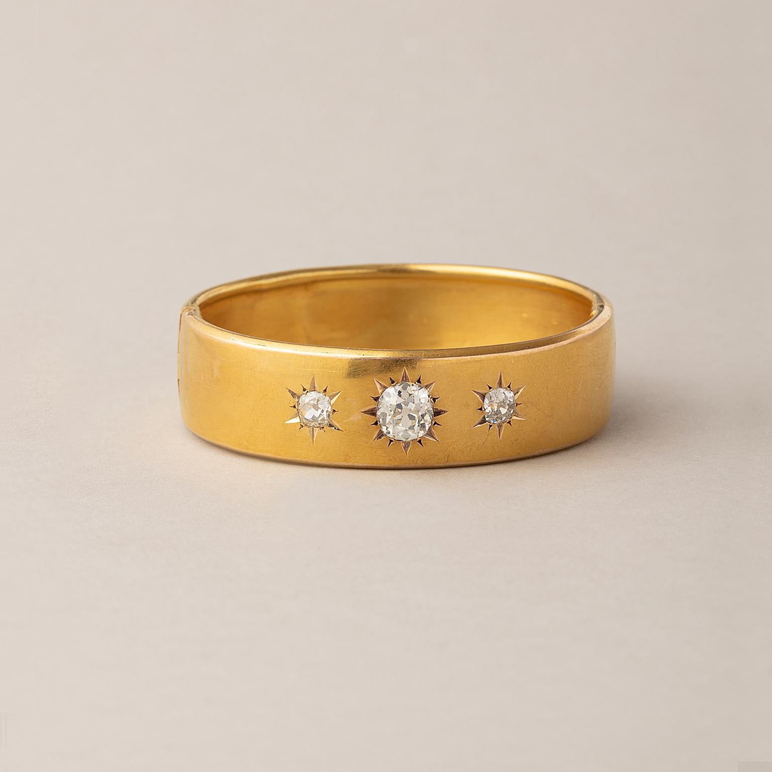 An 18 carat gold bangle featuring 3 old European cut diamonds weighing circa 3.53 carat in total (circa 0.42 carat, circa 2.65 carat and circa 0.46 carat, color: I-J, K certificate of the Gemmological Institute of Hamburg, 2022), the bracelet opens