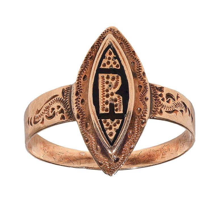 BERNARDO ANTICHITÀ PONTE VECCHIO FLORENCE

Of marquise shape with at the centre the letter R egraved between black enamel, to a decorated bezel and shoulders.

Size: 8

Weight: 1.9 gr