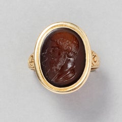 Bague ancienne avec une intaille d'asclepios