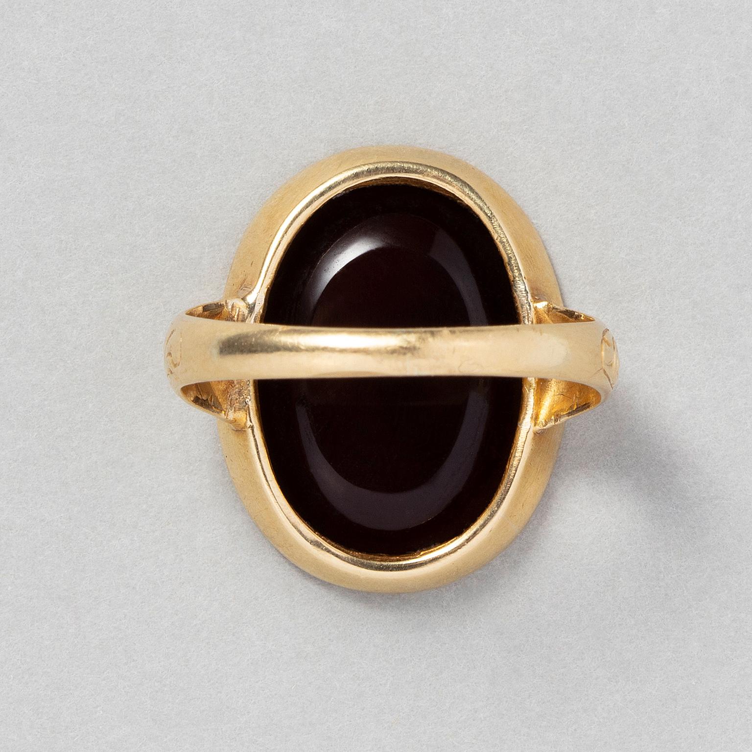An Antique Gold Ring with an Intaglio of Asclepios In Good Condition For Sale In Amsterdam, NL
