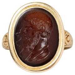 Anello antico in oro con incisione di Asclepio