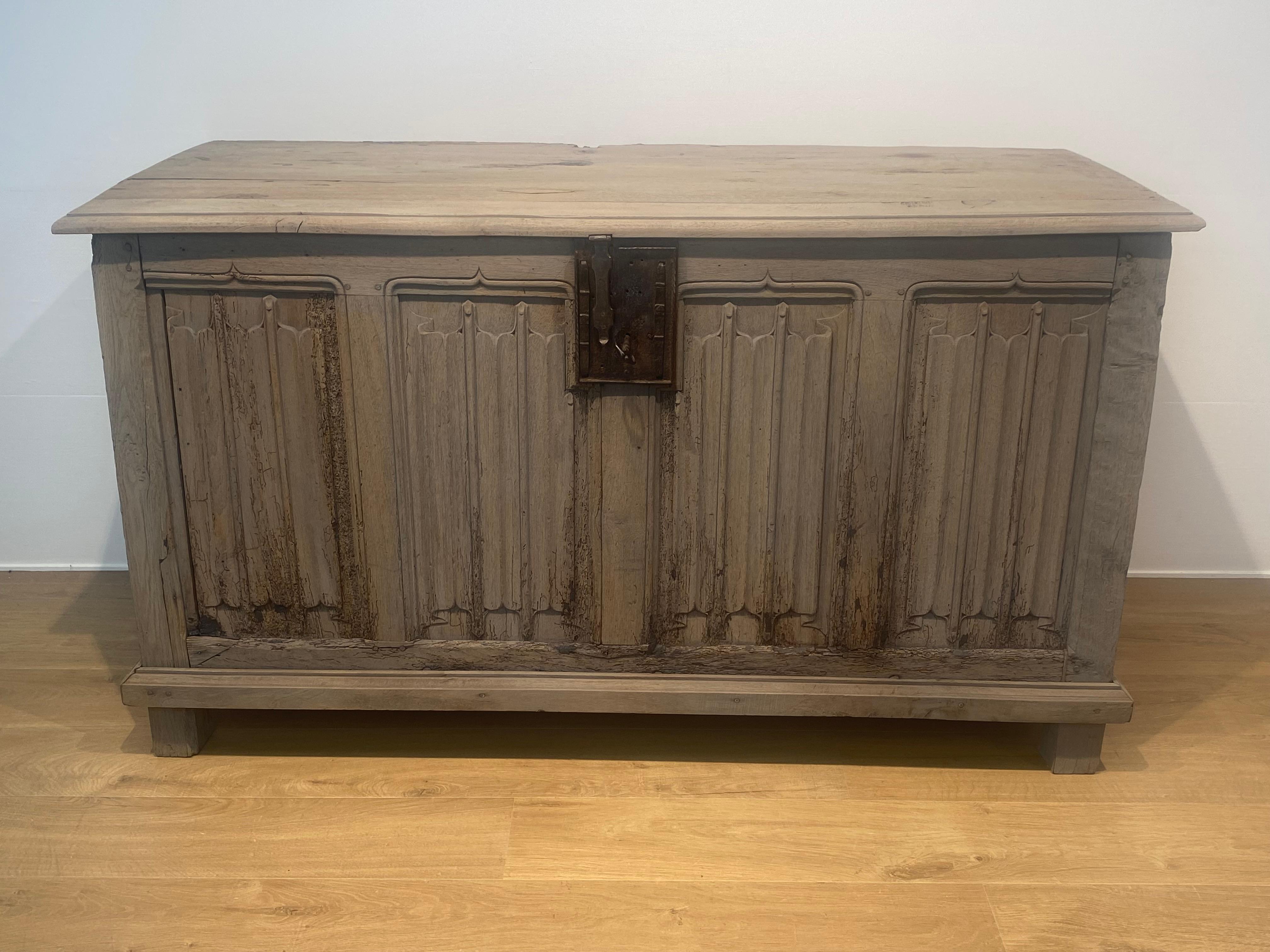 Bellissimo cofanetto gotico francese antico in rovere sbiancato,
il forziere presenta le tipiche decorazioni gotiche a pannelli frontali e laterali,
bella patina e lucentezza del Wood,
un mobile molto decorativo da abbinare a oggetti e interni