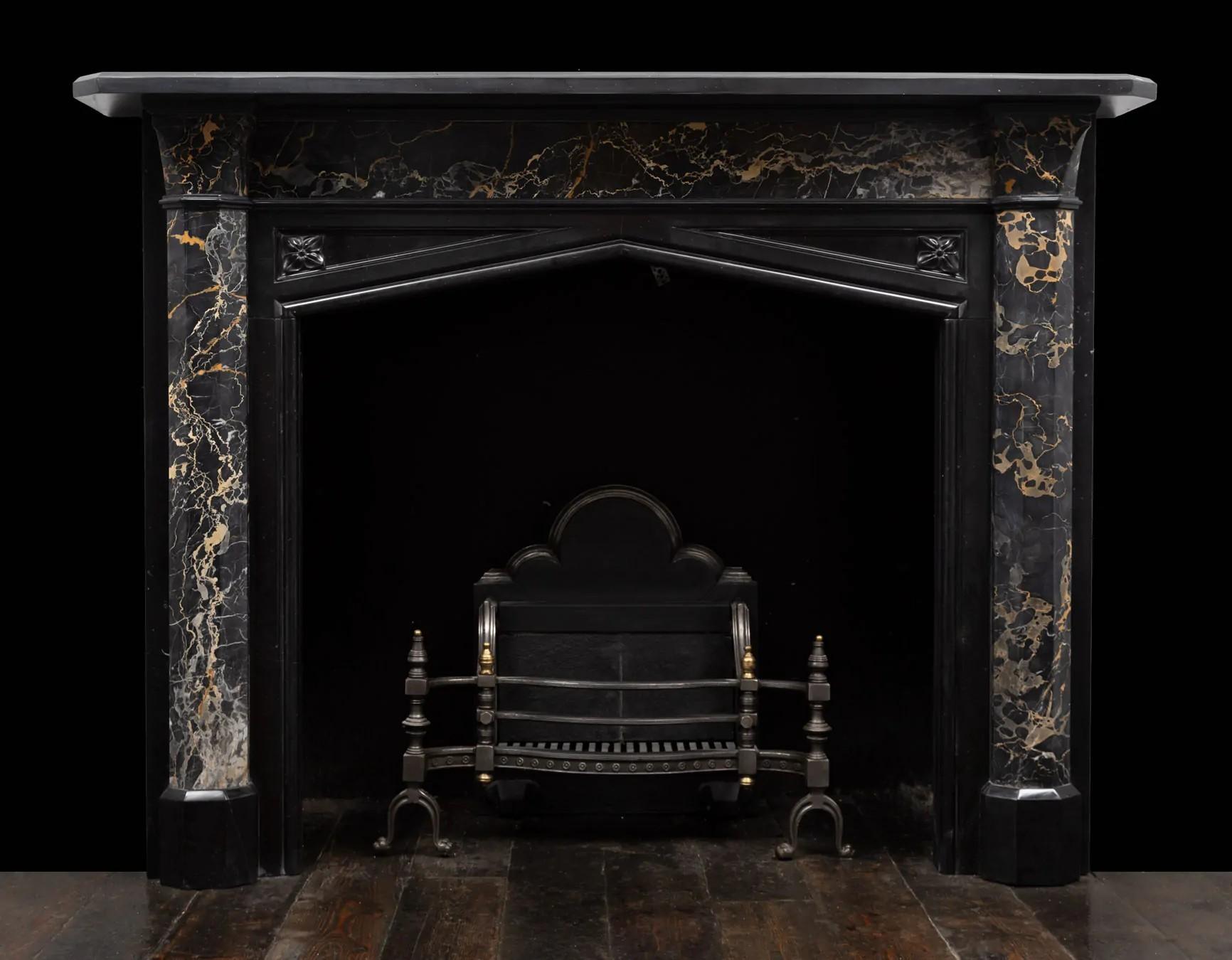 Una antigua chimenea de mármol negro y mármol portoro de la época gótica victoriana temprana
Las columnas semioctogonales de mármol Nero Portoro se asientan sobre pilastras y plintos de mármol negro puro.

El interior abovedado de mármol negro