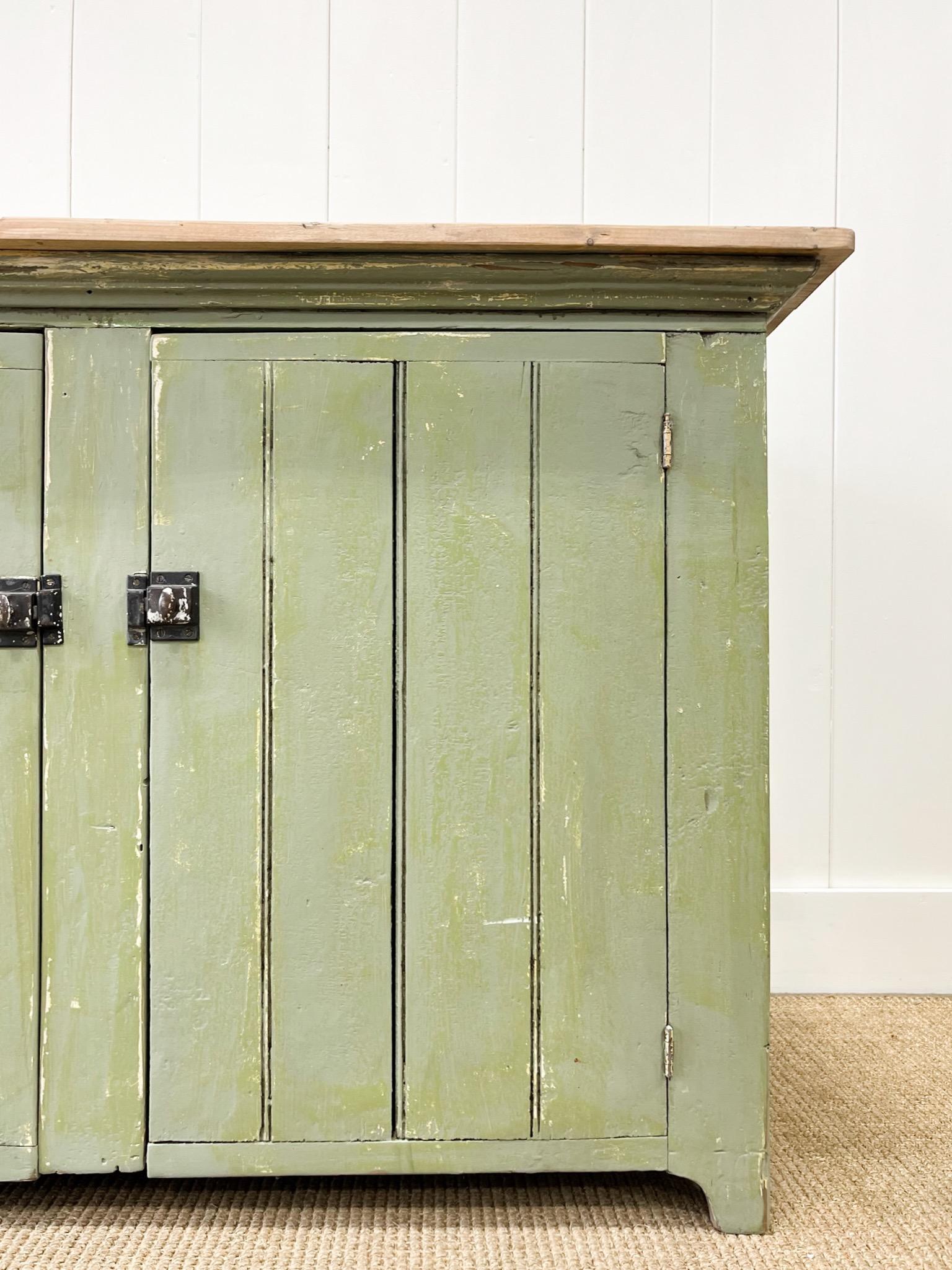 Ancienne armoire en pin peinte en vert, vers 1900 en vente 1