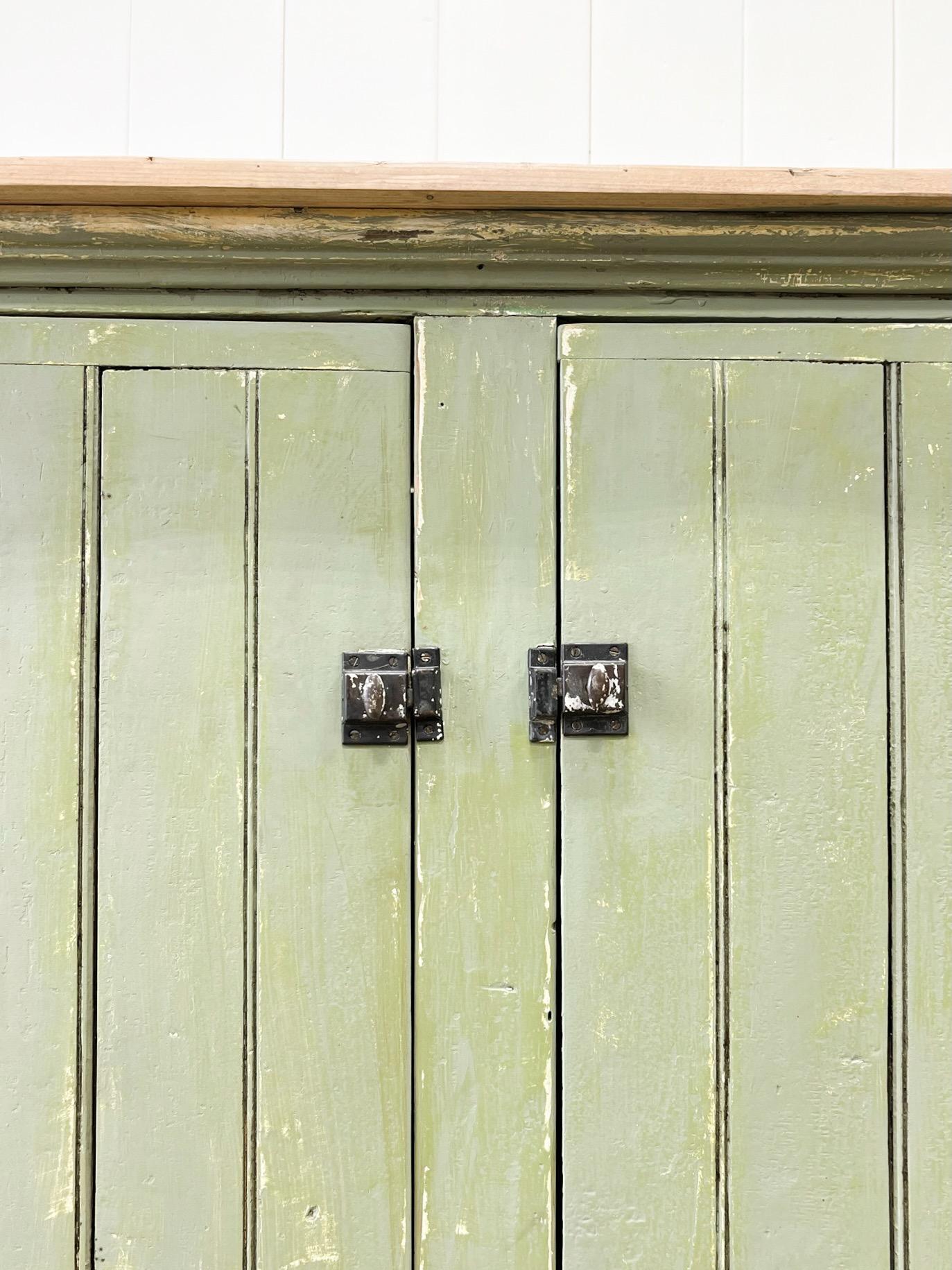 Ancienne armoire en pin peinte en vert, vers 1900 en vente 2