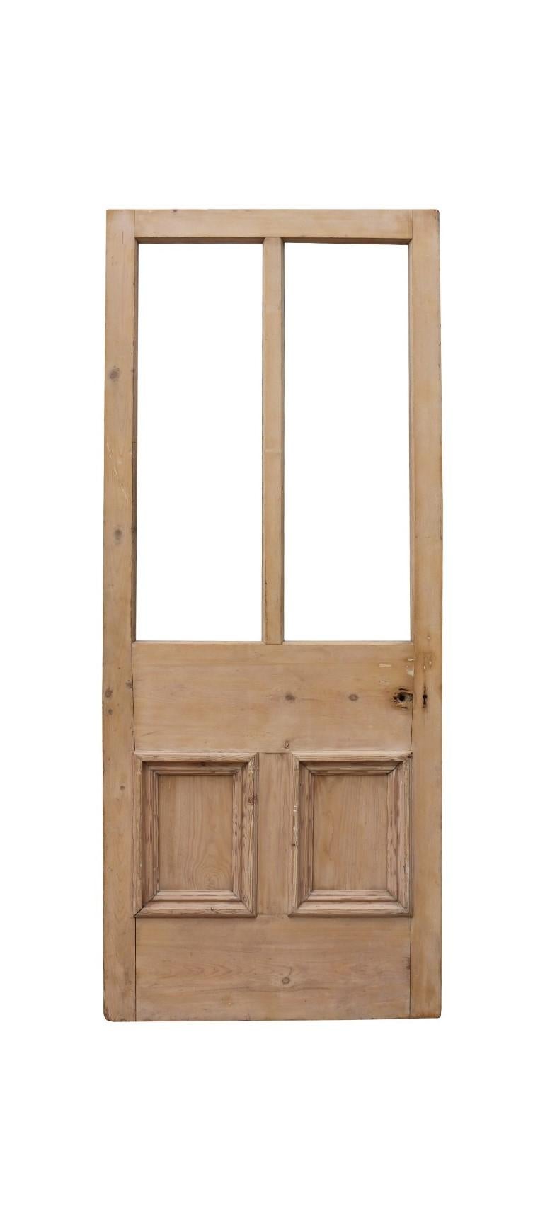 Una puerta exterior de pino recuperado.