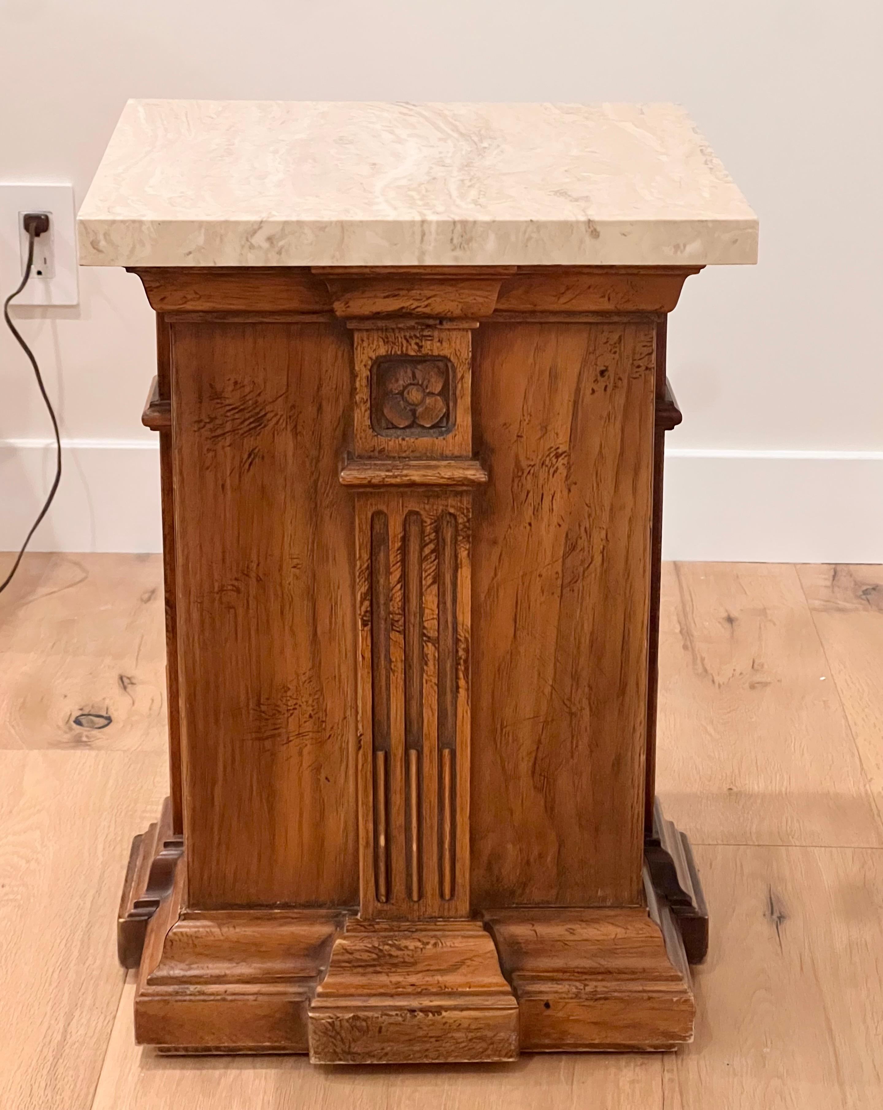 An antique hand-carved Arts & Crafts side table / pedestal, early 20th century For Sale 2