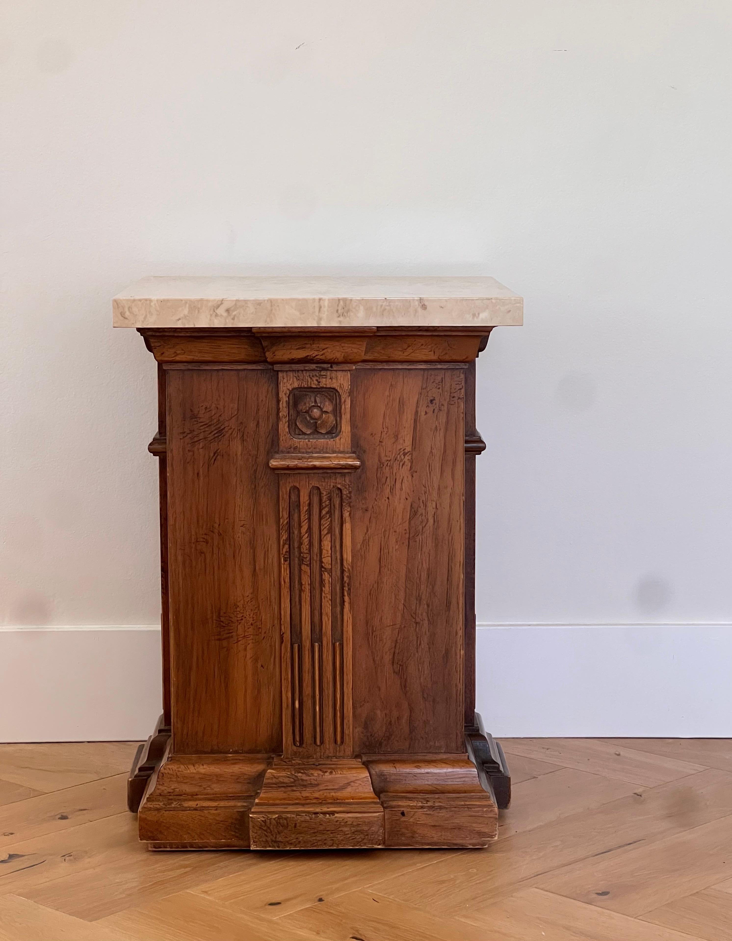 An antique hand-carved Arts & Crafts side table / pedestal, early 20th century For Sale 5