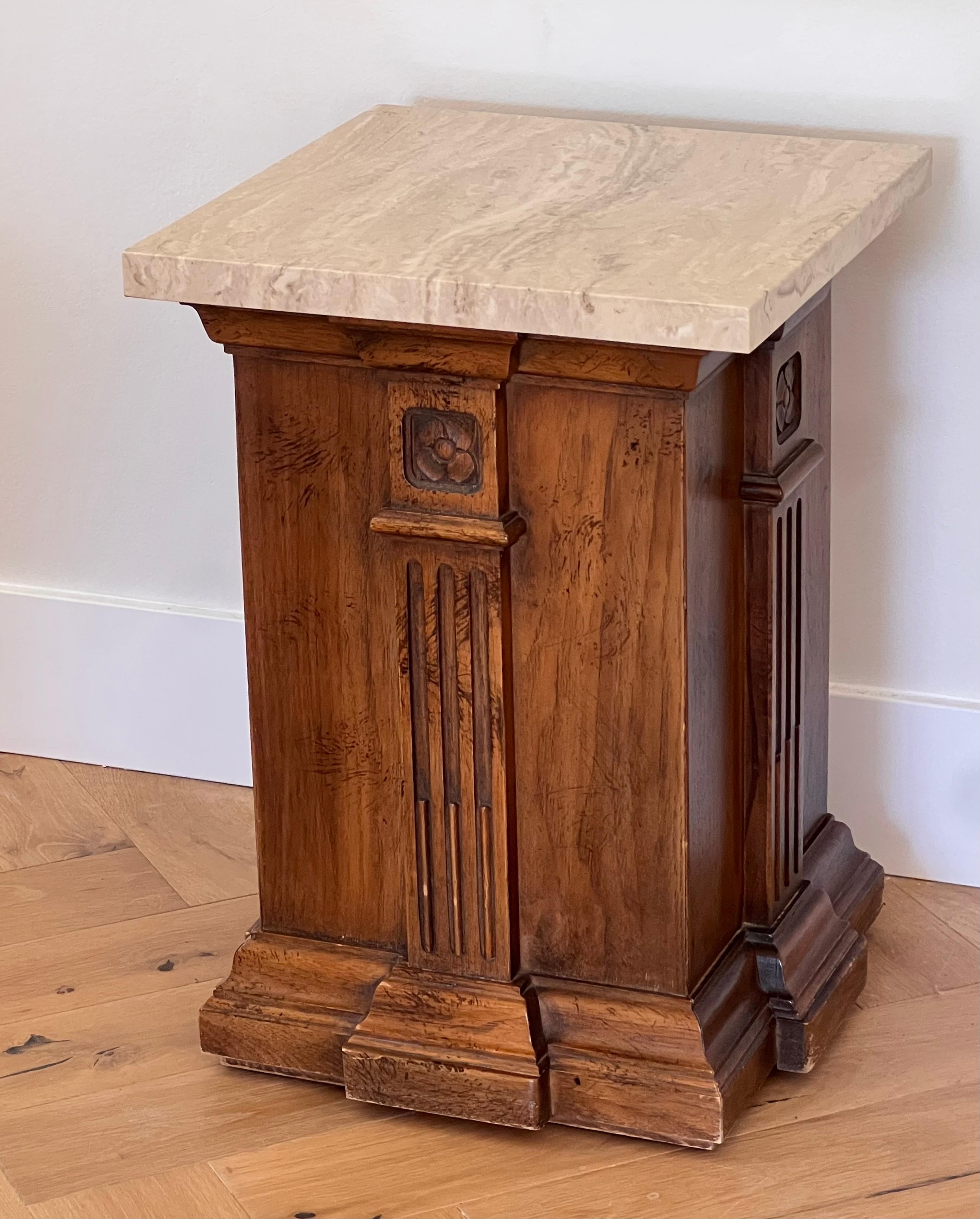 An antique hand-carved Arts & Crafts side table / pedestal, early 20th century For Sale 6