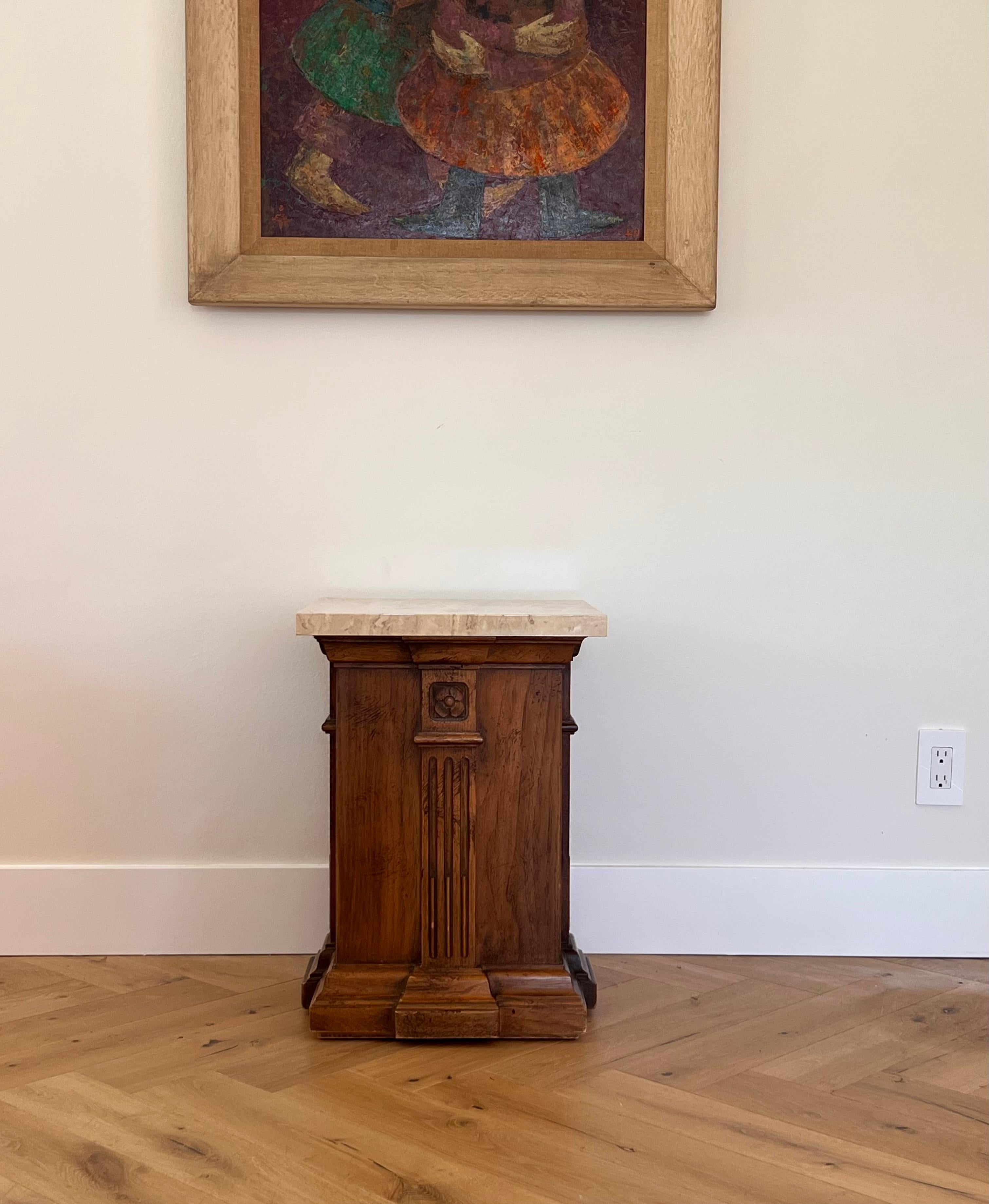 An antique hand-carved Arts & Crafts side table / pedestal, early 20th century For Sale 8