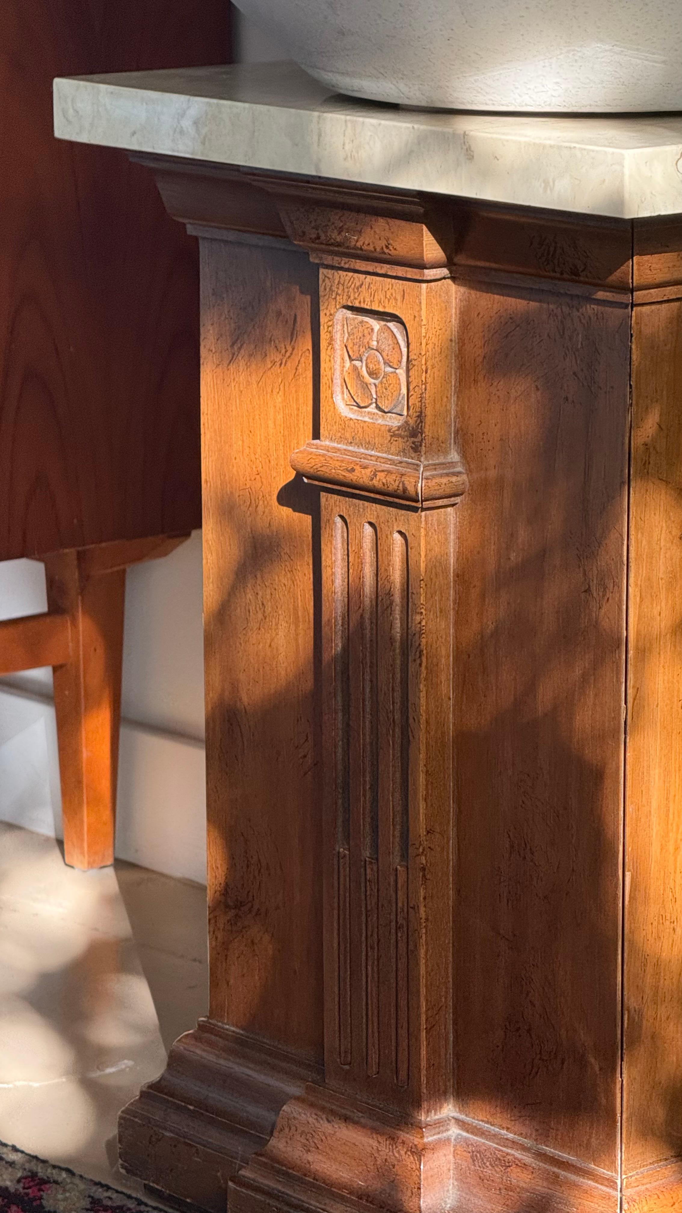 Table d'appoint / piédestal antique, sculptée à la main et de style Arts & Crafts, début du 20e siècle en vente 10