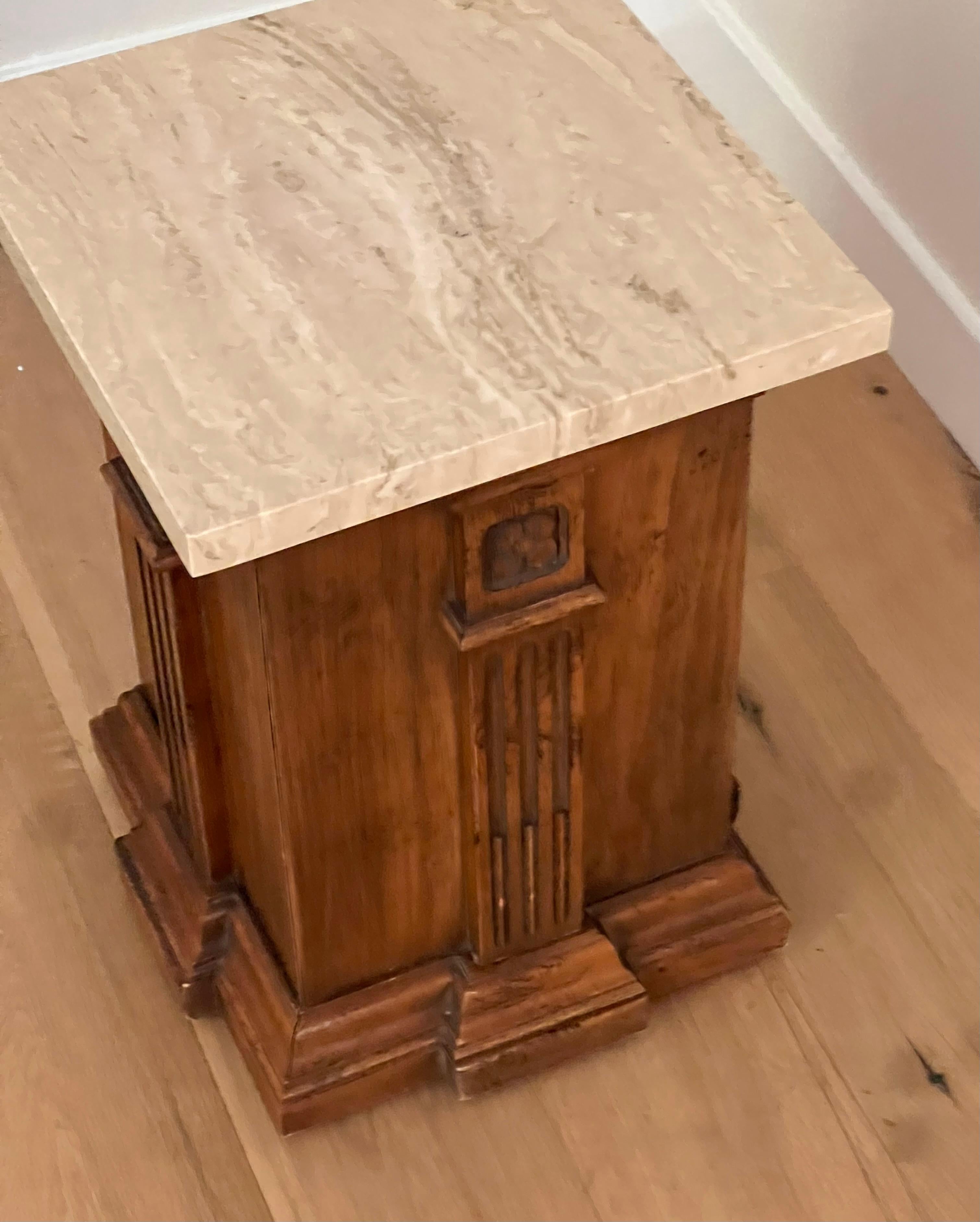 An antique hand-carved Arts & Crafts side table / pedestal, early 20th century For Sale 1