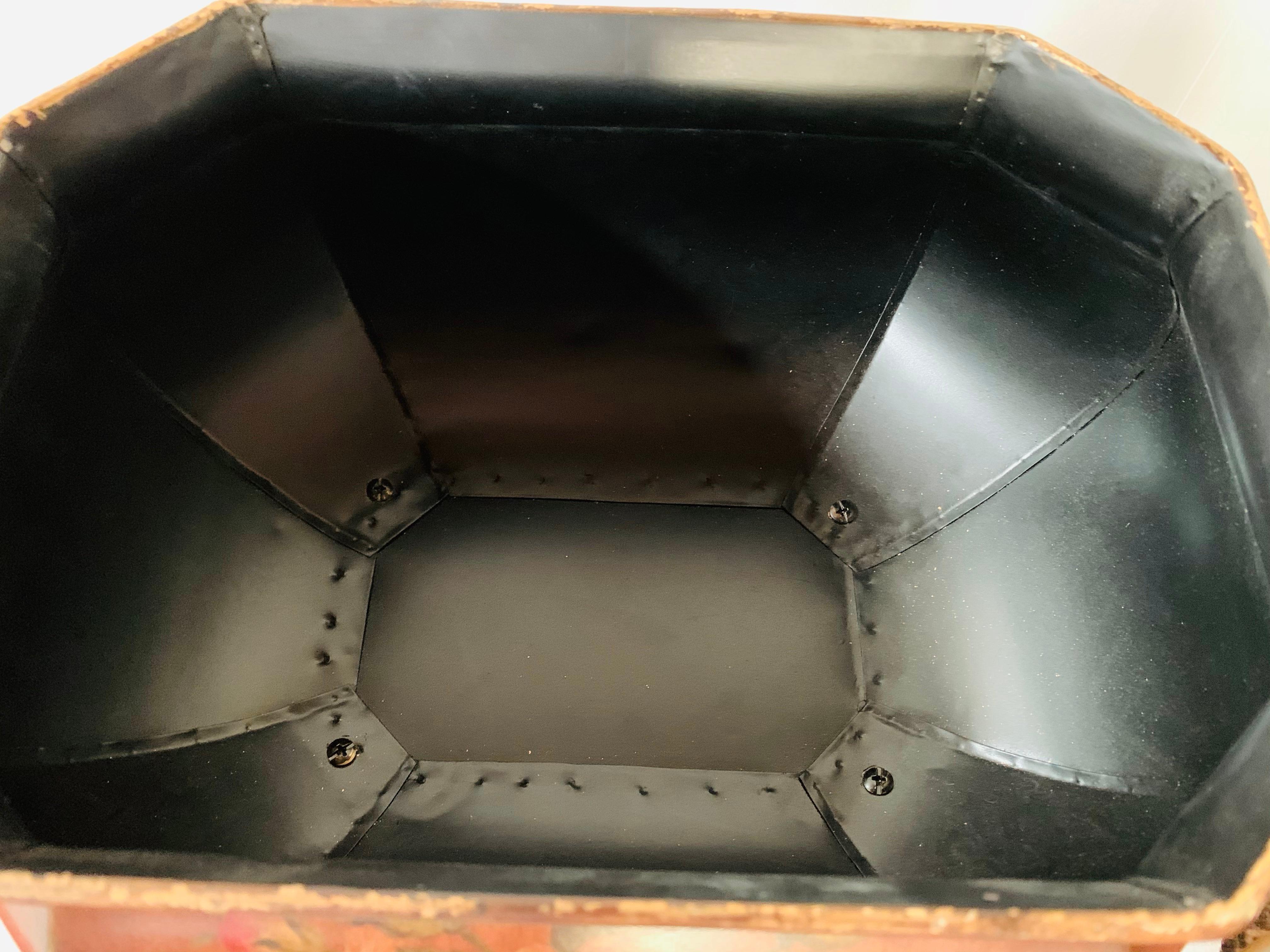 Arcón o Caja de Metal Marrón Antiguo Pintado a Mano con Diseño Floral 7