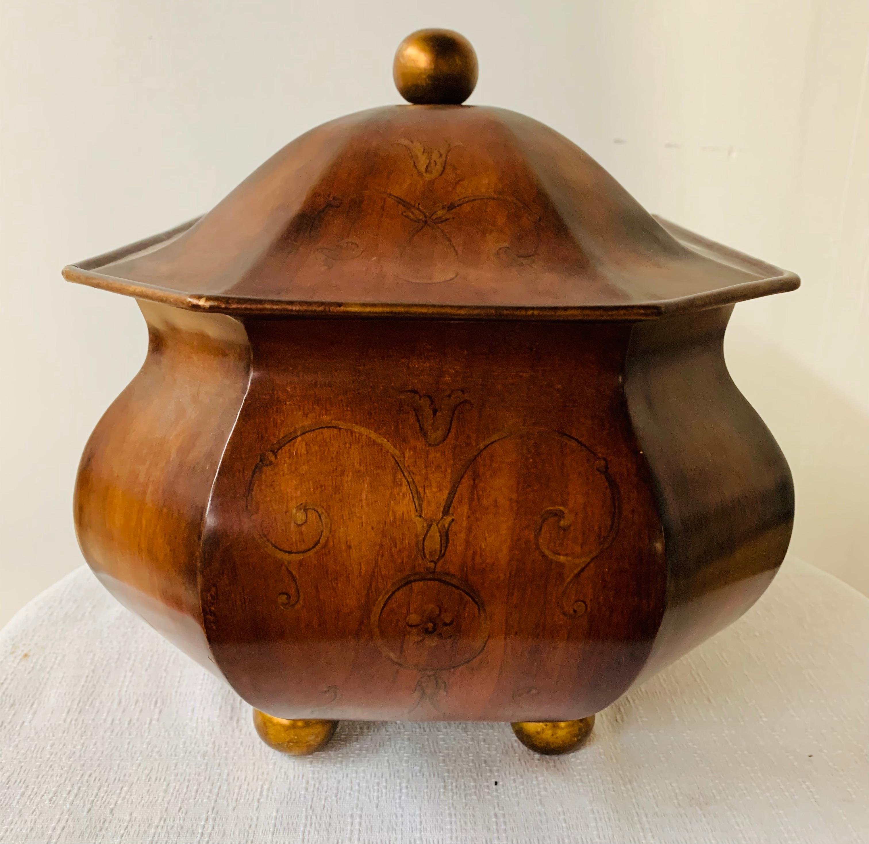 Precioso cofre de metal antiguo pintado a mano. La caja presenta un exquisito diseño floral con motivos dorados en la parte superior de la caja y elegantes bases redondas doradas y corona. 

Este cofre o caja quedará exquisito en tu salón, sala de