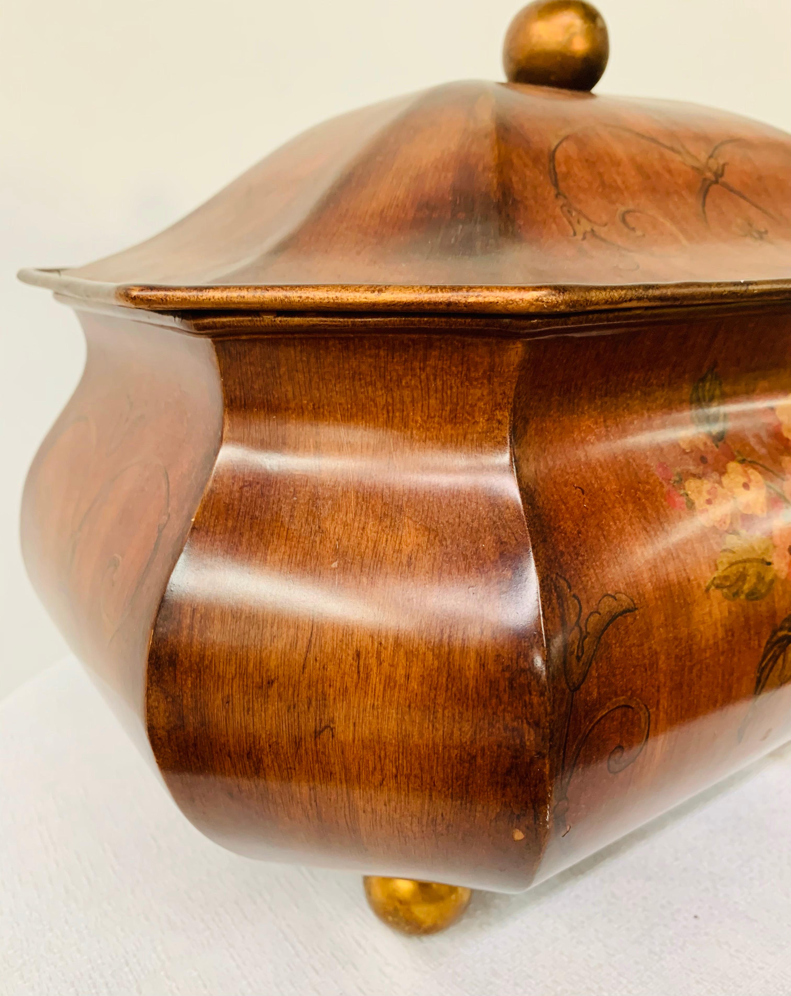 Arcón o Caja de Metal Marrón Antiguo Pintado a Mano con Diseño Floral clásico estadounidense