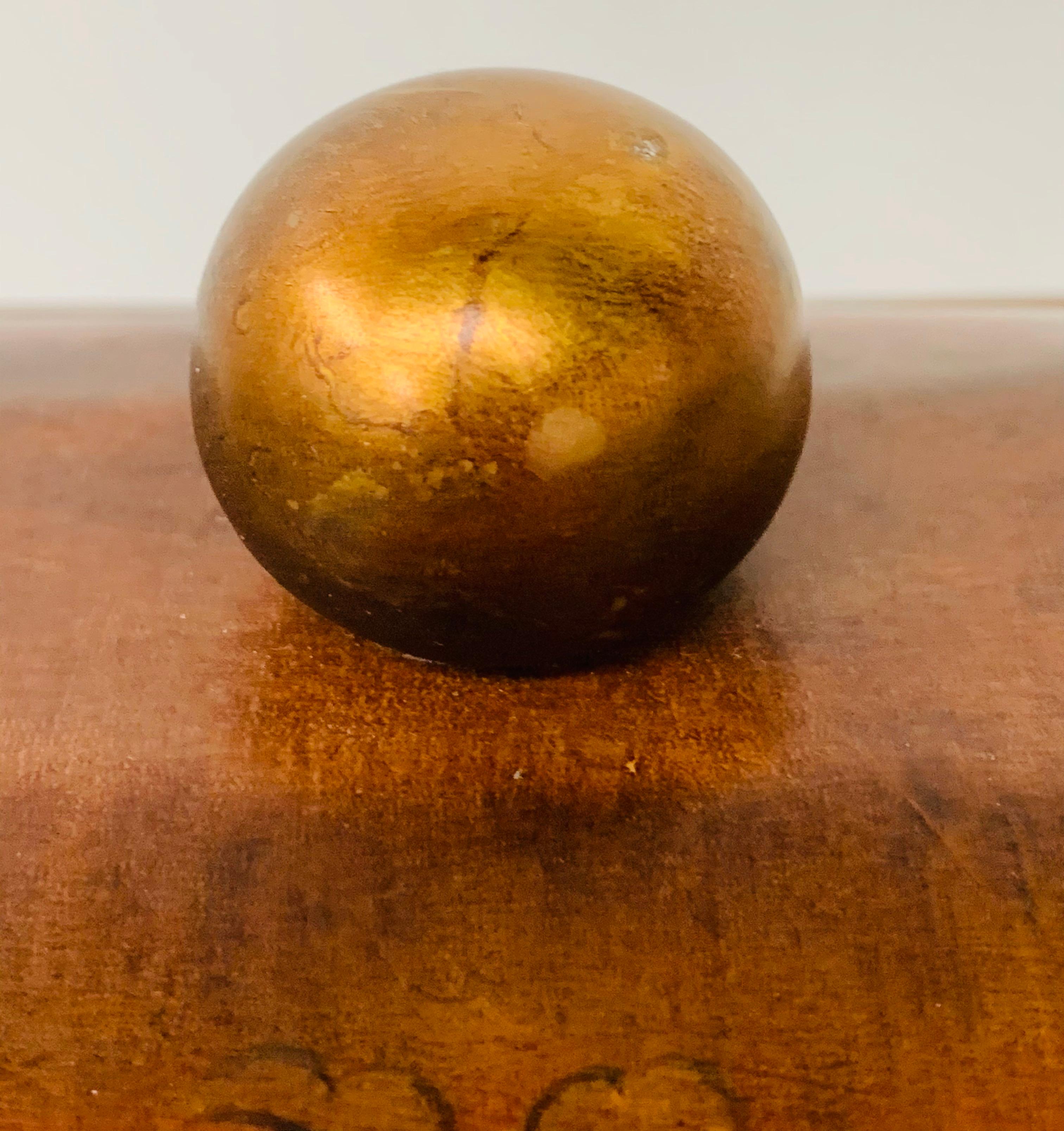 Arcón o Caja de Metal Marrón Antiguo Pintado a Mano con Diseño Floral Estadounidense