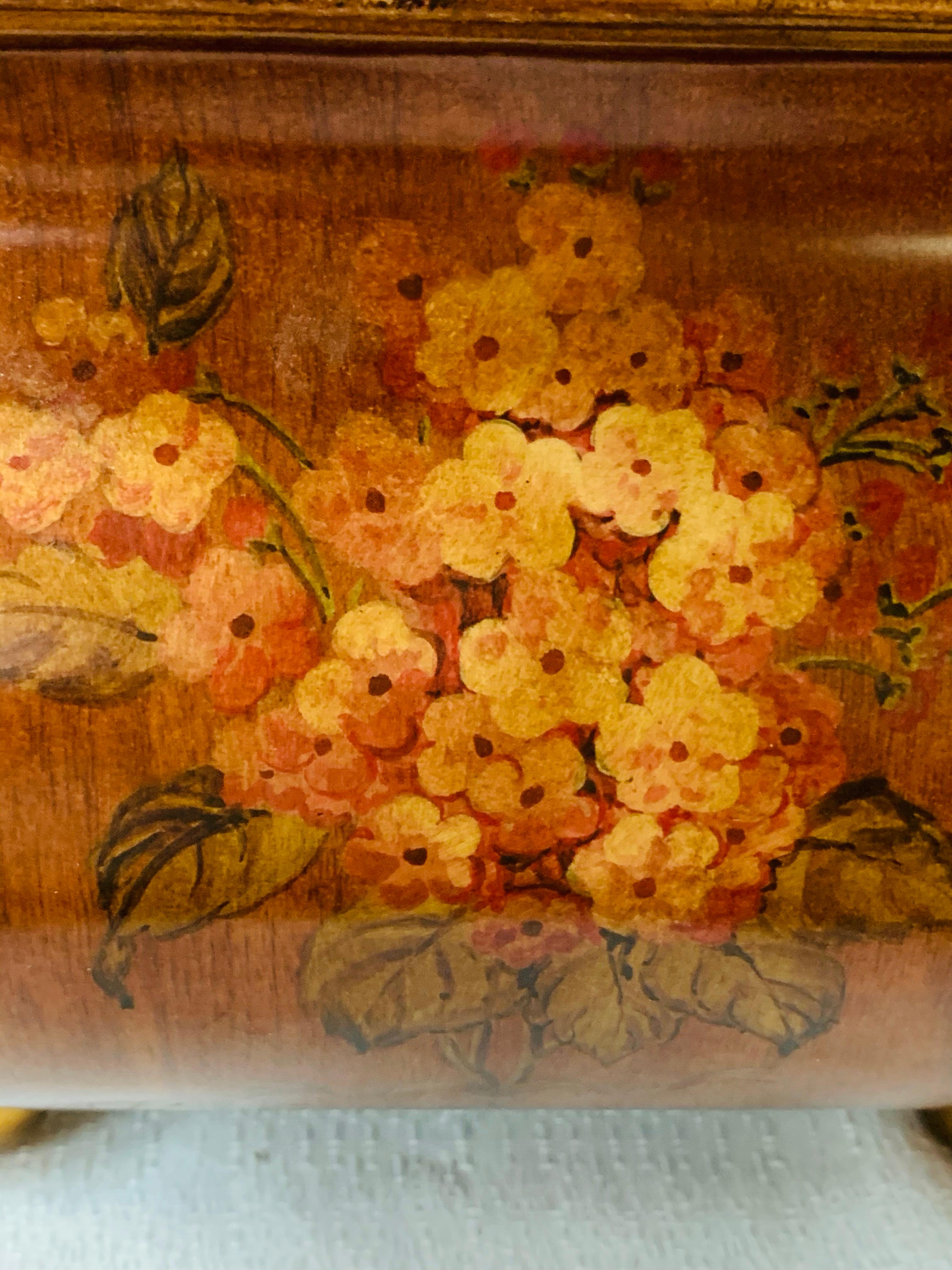 Arcón o Caja de Metal Marrón Antiguo Pintado a Mano con Diseño Floral 1