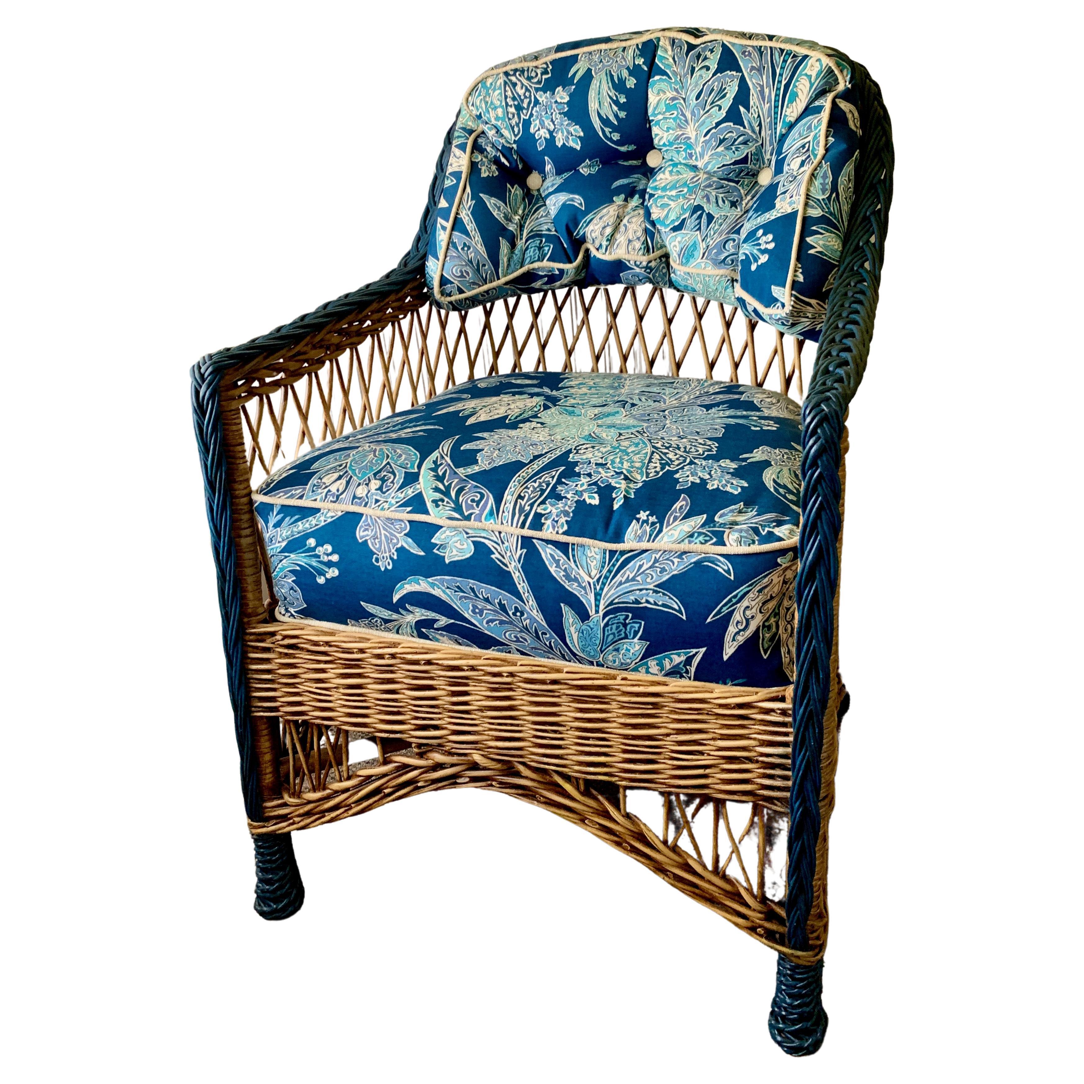 Magnifique fauteuil en osier de style Bar Harbor, de petite taille, en finition naturelle avec des garnitures bleues. Il s'agit d'un fauteuil très confortable et robuste, entièrement tressé, fabriqué très probablement à Gardner Massachusetts au tout