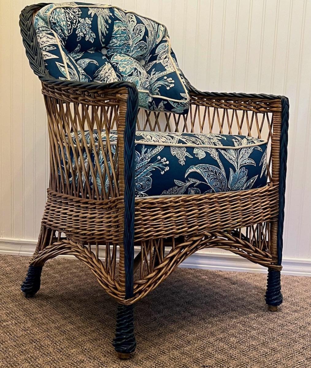 Arts and Crafts Ancienne chaise à bras de style Bar Harbor, tissée à la main, finition naturelle, avec garniture bleue en vente
