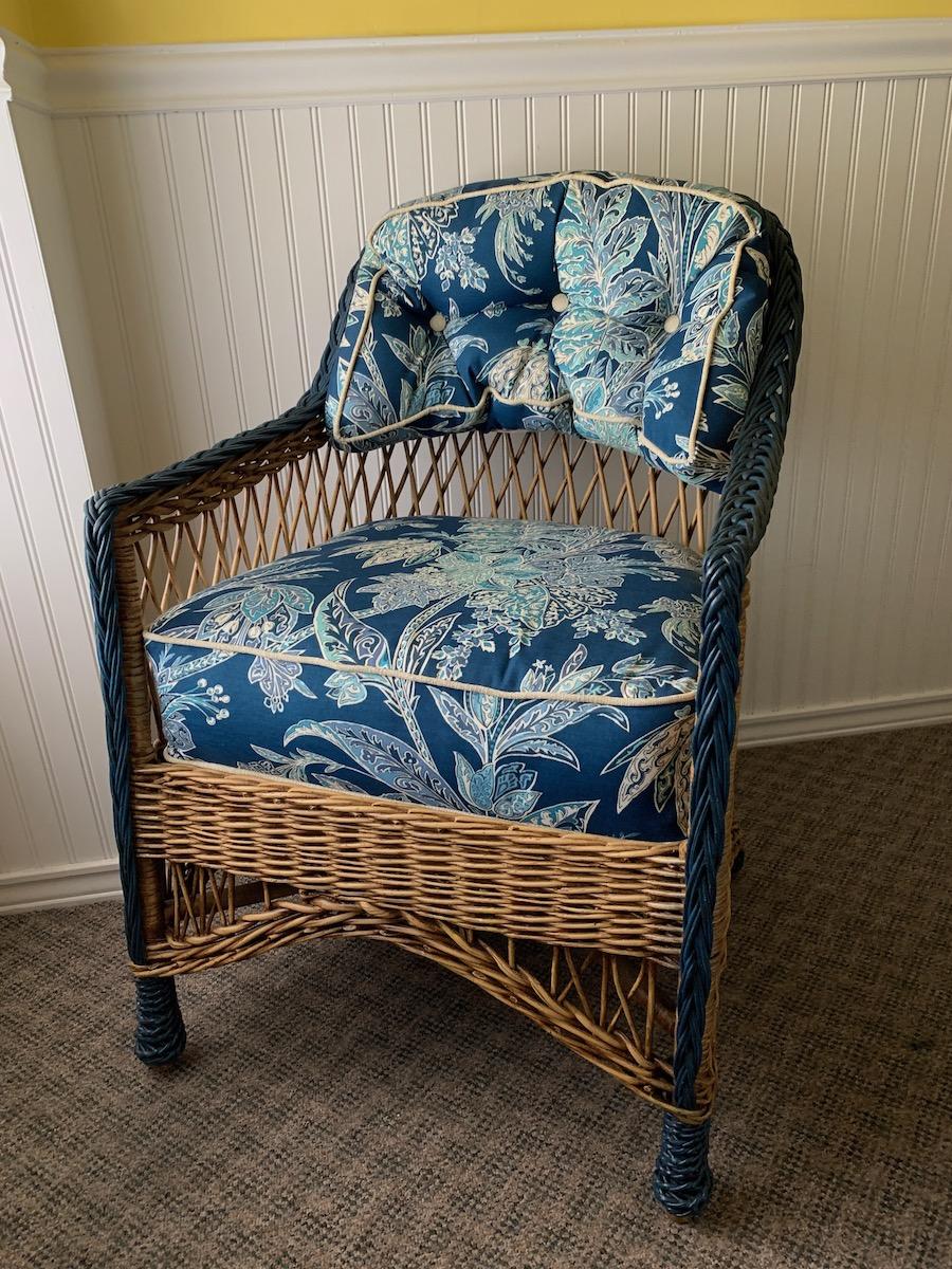 Américain Ancienne chaise à bras de style Bar Harbor, tissée à la main, finition naturelle, avec garniture bleue en vente
