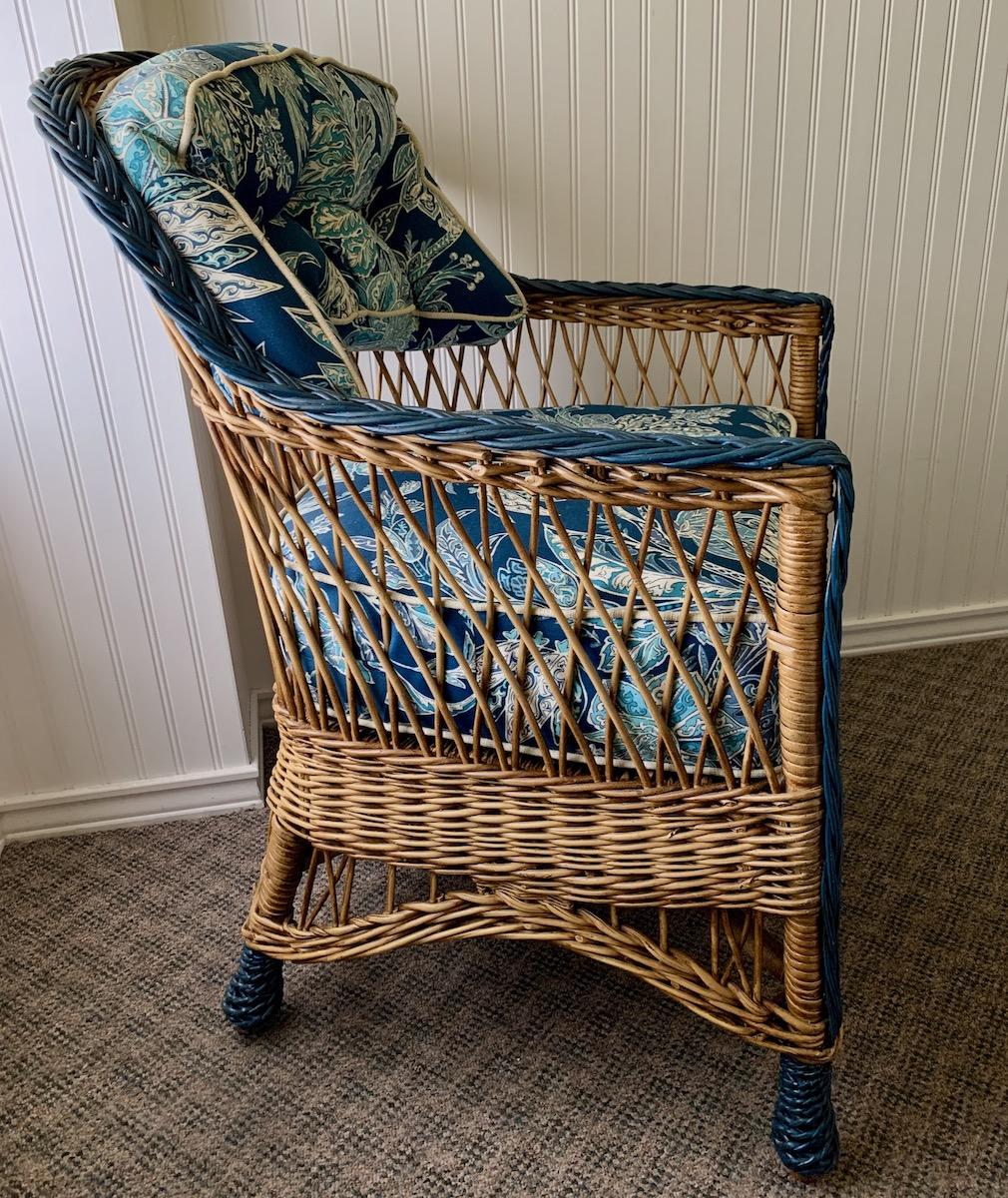 An Antique Hand Woven Natural Finish Bar Harbor Style Arm Chair With Blue Trim In Good Condition For Sale In Nashua, NH