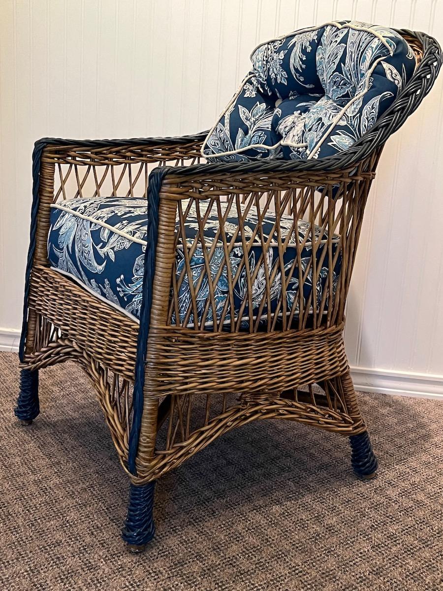 Ancienne chaise à bras de style Bar Harbor, tissée à la main, finition naturelle, avec garniture bleue Bon état - En vente à Nashua, NH