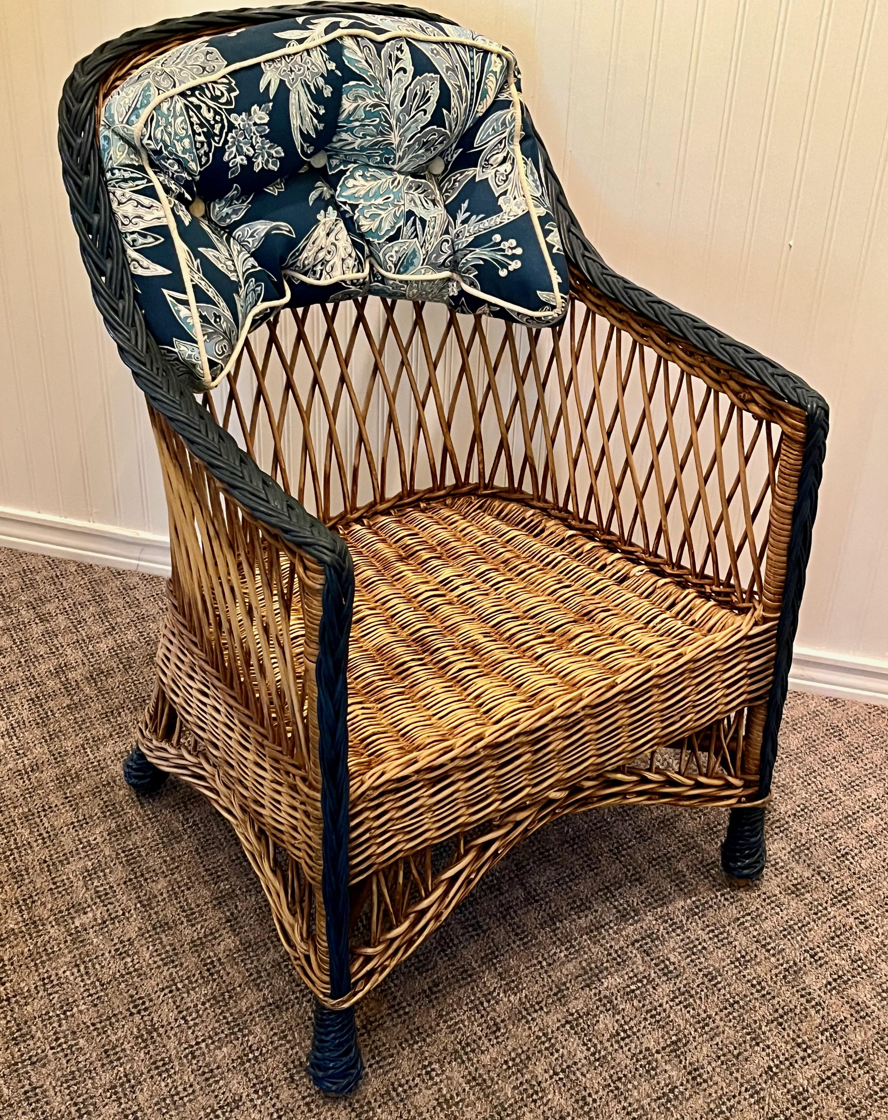Début du 20ème siècle Ancienne chaise à bras de style Bar Harbor, tissée à la main, finition naturelle, avec garniture bleue en vente