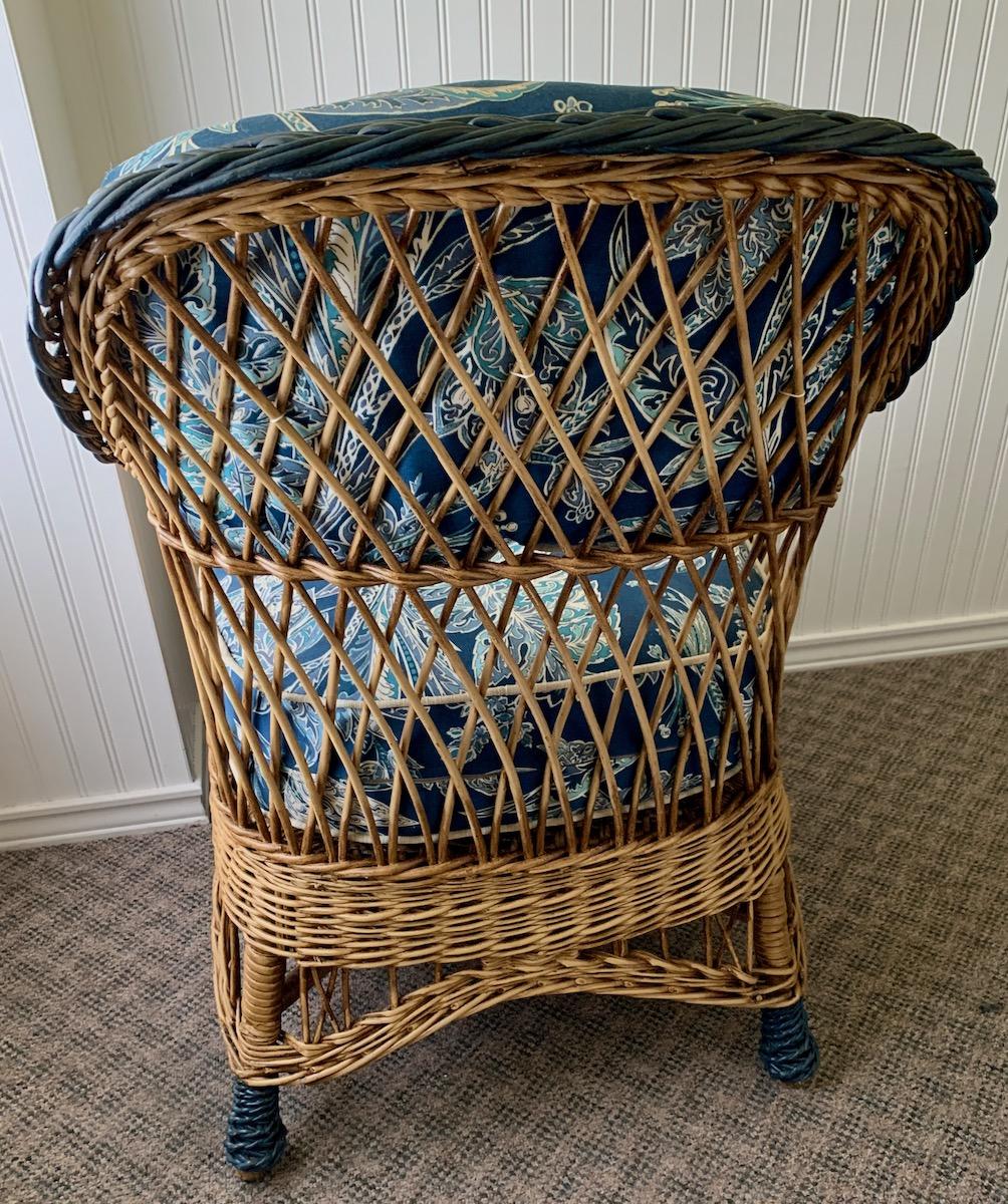 Tissu d'ameublement Ancienne chaise à bras de style Bar Harbor, tissée à la main, finition naturelle, avec garniture bleue en vente