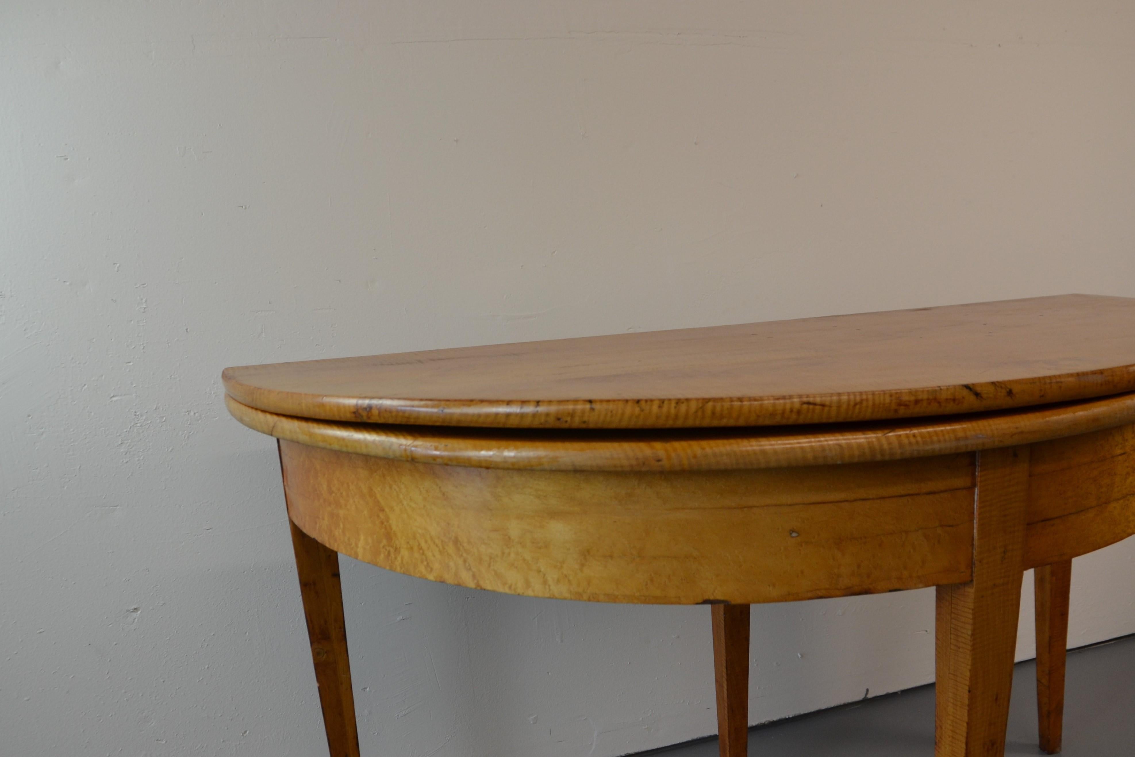 Une table à cartes ancienne d'époque en érable tigré. Repliez le dessus. Peut être utilisée comme console, table de jeu ou petite table à manger. Un certain gauchissement sur le dessus qui présente un certain 