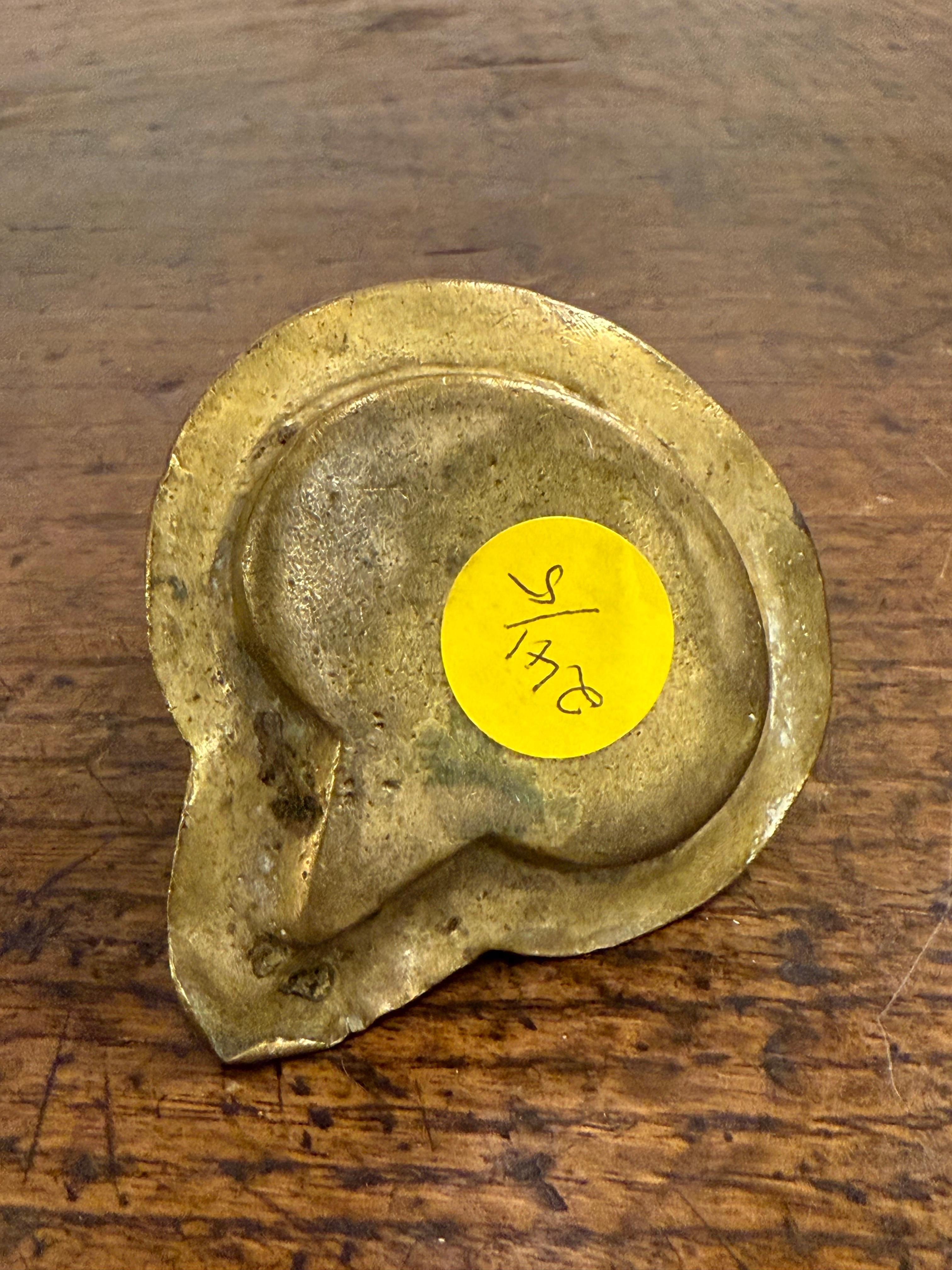 Antica lampada Shiva indiana in bronzo, XIX secolo

Provenienza: Collezione privata australiana.

Dimensioni:
Altezza: 8,5 cm.
Larghezza: 7,5 cm.
Profondità: 8 cm.