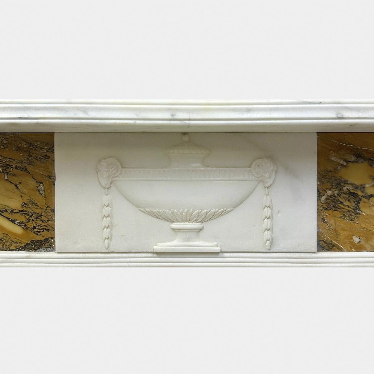 XVIIIe siècle Ancienne cheminée irlandaise George III statuaire en blanc et marbre de Sienne en vente