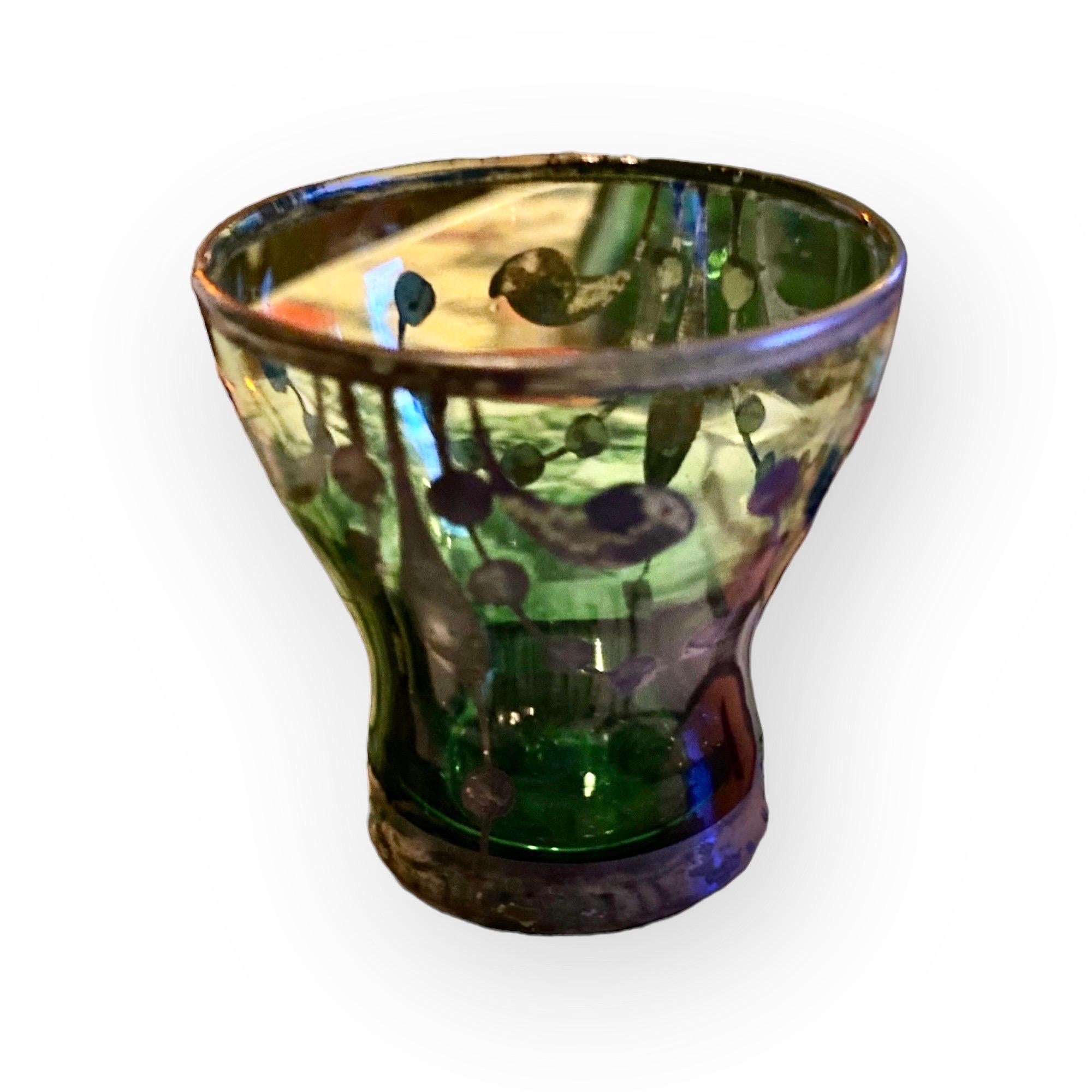 Antiker italienischer Smaragd-Dekanter aus mundgeblasenem Glas und Silber mit vier Gläsern aus Smaragd (Graviert) im Angebot