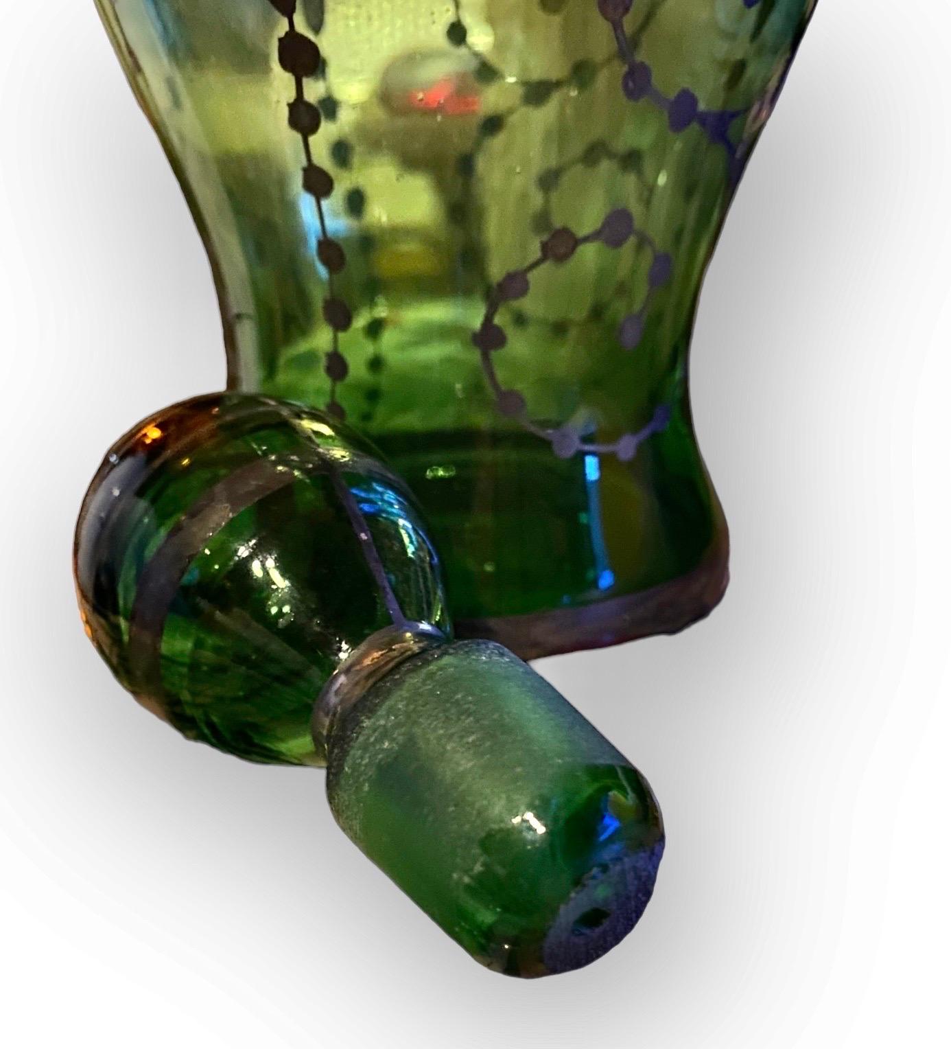 Antiker italienischer Smaragd-Dekanter aus mundgeblasenem Glas und Silber mit vier Gläsern aus Smaragd im Zustand „Gut“ im Angebot in New Orleans, LA