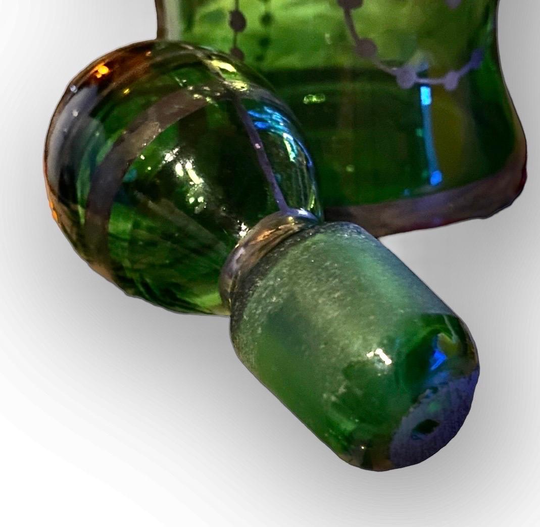 Antiker italienischer Smaragd-Dekanter aus mundgeblasenem Glas und Silber mit vier Gläsern aus Smaragd (Frühes 20. Jahrhundert) im Angebot
